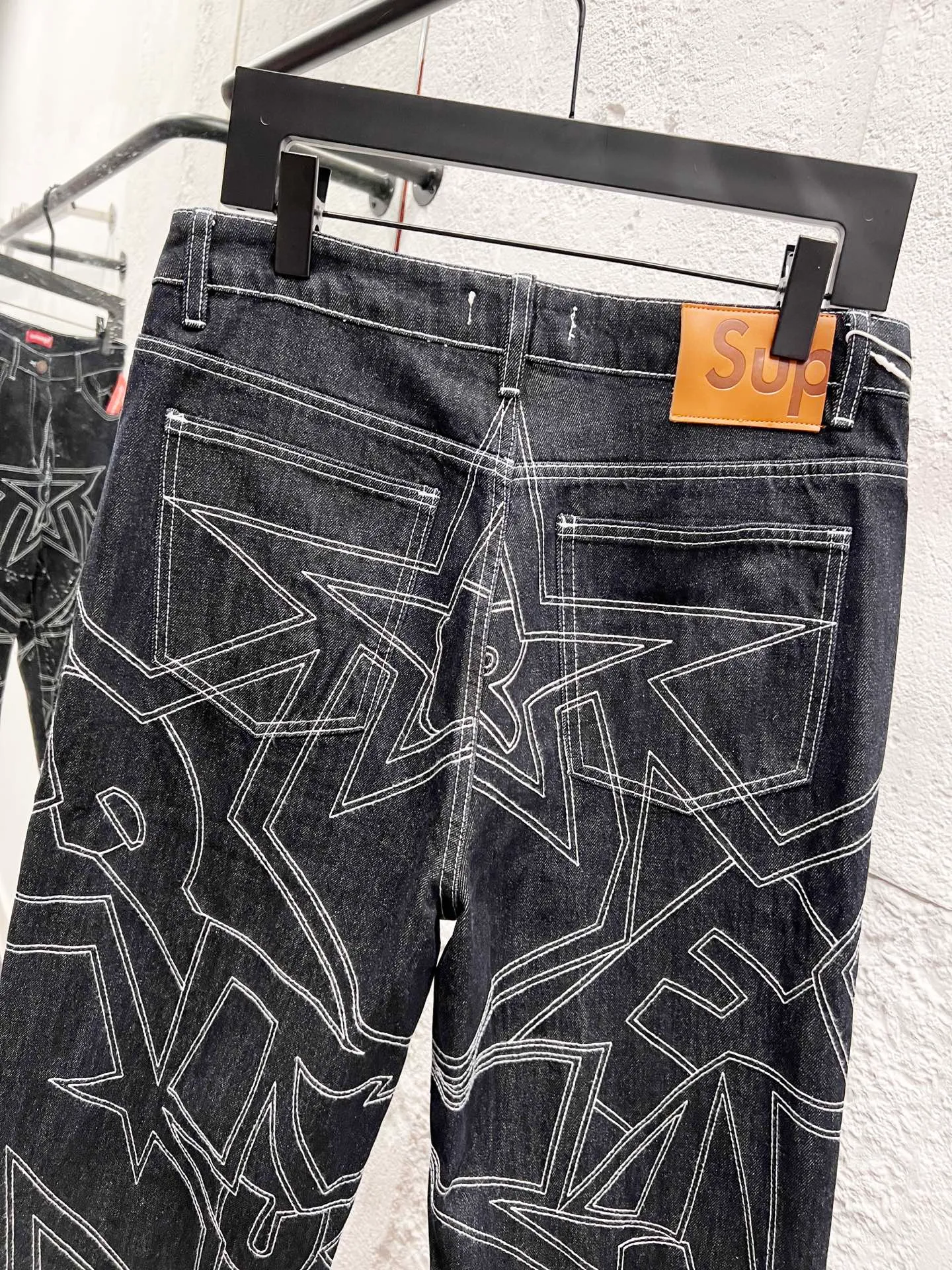 🅿️280 Style No.: H941 Supreme SS25 star topstitched casual loose denim jeans, same style for men and women, top ceiling quality, styles with different wash textures, very friendly to people with thin legs and thick legs, straight and slim fit, very flattering leg shape, timeless moderate length, easy to match with, basic styling for various styles, a must-have in the wardrobe! The fabric is stiff but also makes the upper body soft without losing texture. The washing process is even more perfect. It is a must-have item for everyone! ! ! Washed wheat, hang tag, pants label, three labels complete Color: black Size: 30, 32, 34, 36