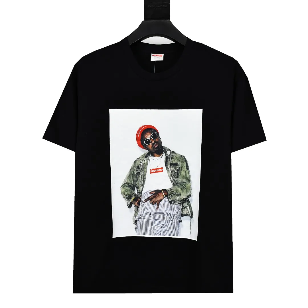 S192💰p140 Top version Supreme 22FW André Tee André Benjamin photo character T-shirt short sleeves For those of us who focus on top Sup products, this short sleeve is naturally available. It uses cylindrical seamless technology (original technology, there are no stitched bones on the side of the clothes, the focus of identification) The fabrics are all custom-woven and dyed, 280g weight, 100% cotton, cylindrical fabric. Cylindrical fabric is knitted fabric woven with a cylinder loom. The needles are distributed in a cylindrical shape on the fuselage. The gray fabric is a large cylinder that needs to be opened and shaped before it can be used further. There are no slits on the side of the clothes, so there is no washing label on the side of ordinary short-sleeves. There is only one collar label behind the neck. The printing is printed with thermosetting ink, also known as plastic. Ink, or self-adhesive ink, contains ingredients: mainly composed of polyvinyl chloride (PVC) and phthalates. PVC and phthalates, fixatives, stabilizers, and thickeners are mixed to form a thermal ink. Solid ink is not the digital direct printing advertised on the market. The printing texture of thermoset ink is something that digital direct printing cannot achieve. The collar label has a watermark anti-counterfeiting effect, a real anti-counterfeiting layer, a probability of passing the version, and a high probability of passing the original packaging picture. Size：S-XL