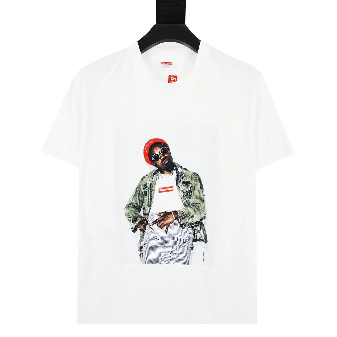 S192💰p140 Top version Supreme 22FW André Tee André Benjamin photo character T-shirt short sleeves For those of us who focus on top Sup products, this short sleeve is naturally available. It uses cylindrical seamless technology (original technology, there are no stitched bones on the side of the clothes, the focus of identification) The fabrics are all custom-woven and dyed, 280g weight, 100% cotton, cylindrical fabric. Cylindrical fabric is knitted fabric woven with a cylinder loom. The needles are distributed in a cylindrical shape on the fuselage. The gray fabric is a large cylinder that needs to be opened and shaped before it can be used further. There are no slits on the side of the clothes, so there is no washing label on the side of ordinary short-sleeves. There is only one collar label behind the neck. The printing is printed with thermosetting ink, also known as plastic. Ink, or self-adhesive ink, contains ingredients: mainly composed of polyvinyl chloride (PVC) and phthalates. PVC and phthalates, fixatives, stabilizers, and thickeners are mixed to form a thermal ink. Solid ink is not the digital direct printing advertised on the market. The printing texture of thermoset ink is something that digital direct printing cannot achieve. The collar label has a watermark anti-counterfeiting effect, a real anti-counterfeiting layer, a probability of passing the version, and a high probability of passing the original packaging picture. Size：S-XL