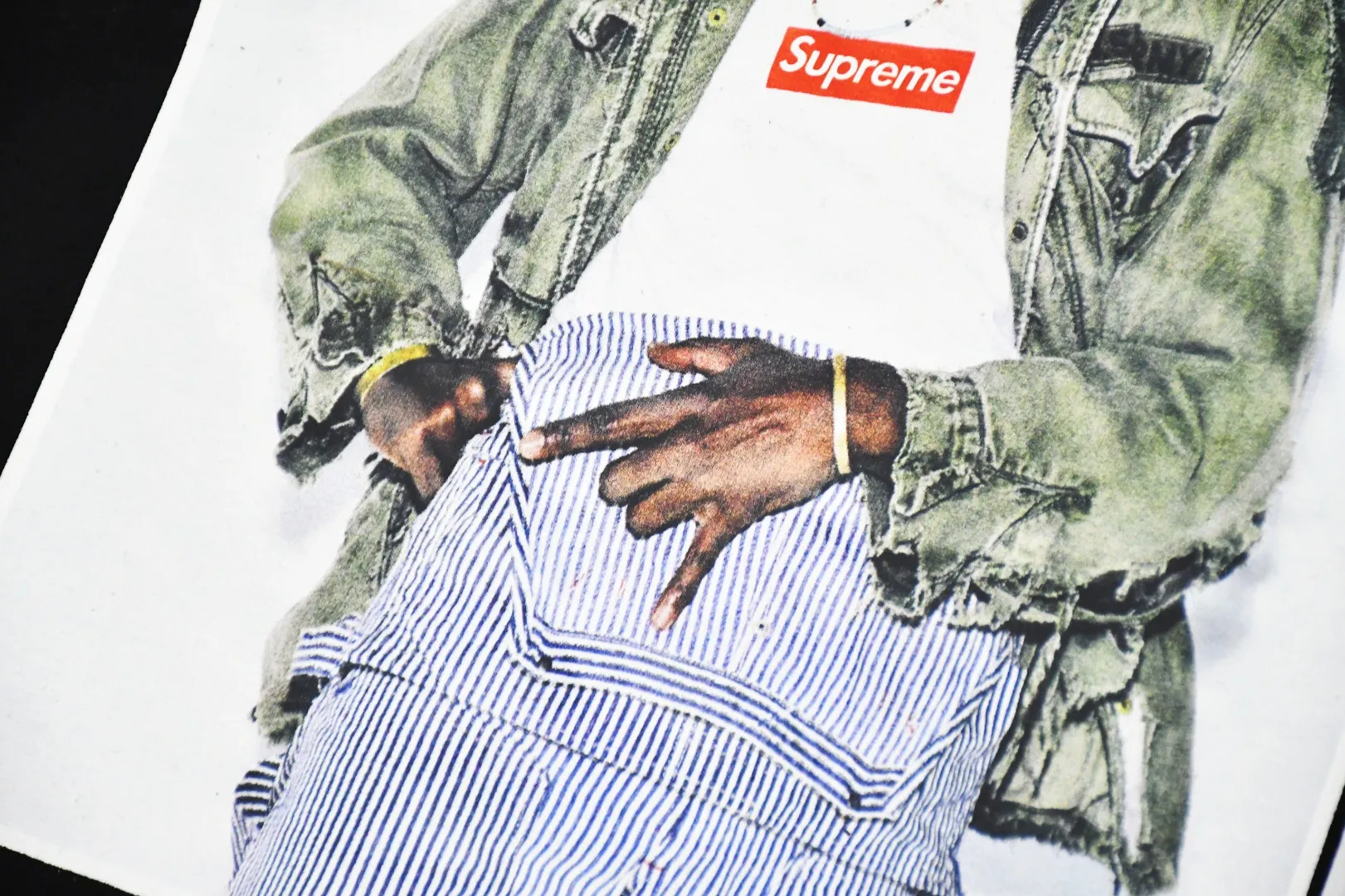 S192💰p140 Top version Supreme 22FW André Tee André Benjamin photo character T-shirt short sleeves For those of us who focus on top Sup products, this short sleeve is naturally available. It uses cylindrical seamless technology (original technology, there are no stitched bones on the side of the clothes, the focus of identification) The fabrics are all custom-woven and dyed, 280g weight, 100% cotton, cylindrical fabric. Cylindrical fabric is knitted fabric woven with a cylinder loom. The needles are distributed in a cylindrical shape on the fuselage. The gray fabric is a large cylinder that needs to be opened and shaped before it can be used further. There are no slits on the side of the clothes, so there is no washing label on the side of ordinary short-sleeves. There is only one collar label behind the neck. The printing is printed with thermosetting ink, also known as plastic. Ink, or self-adhesive ink, contains ingredients: mainly composed of polyvinyl chloride (PVC) and phthalates. PVC and phthalates, fixatives, stabilizers, and thickeners are mixed to form a thermal ink. Solid ink is not the digital direct printing advertised on the market. The printing texture of thermoset ink is something that digital direct printing cannot achieve. The collar label has a watermark anti-counterfeiting effect, a real anti-counterfeiting layer, a probability of passing the version, and a high probability of passing the original packaging picture. Size：S-XL