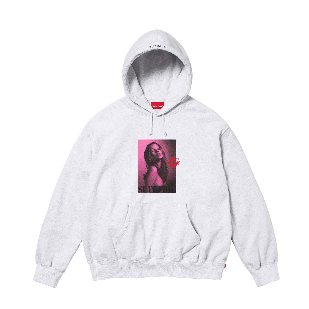 S608💰p320 Top version Supreme 24FW Kate Moss Hooded Kate Moss chest character avatar hoodie 1. Fabric: ZP testing, custom weaving and dyeing, pure cotton 460G plus velvet main fabric, horizontal cutting 520G 2X2 thread 2. Printing: Printing uses thermoset ink printing, also known as plastic ink, or self-adhesive ink. Its ingredients are: mainly composed of polyvinyl chloride (PVC) and phthalates. PVC and phthalates, color fixing agents, stabilizers, and thickeners are mixed to form thermoset ink. It is not the digital direct printing advertised on the market. The printing texture of thermoset ink cannot be achieved by digital direct printing. 3. Sewing process: Twelve places of the whole garment are made of boneless splicing technology, processed by experienced foreign trade factories (ordinary factories cannot do it) 4. Hem and cuffs: all use 520G inelastic threads (low-end products use elastic threads to cause the hem and cuffs to appear wavy) 5. Customized ZP main label/wash water mark/tag/packaging bag (equipped with an extra-large thickened handbag) Color: black/grey/navy blue Size: S/M/L/XL