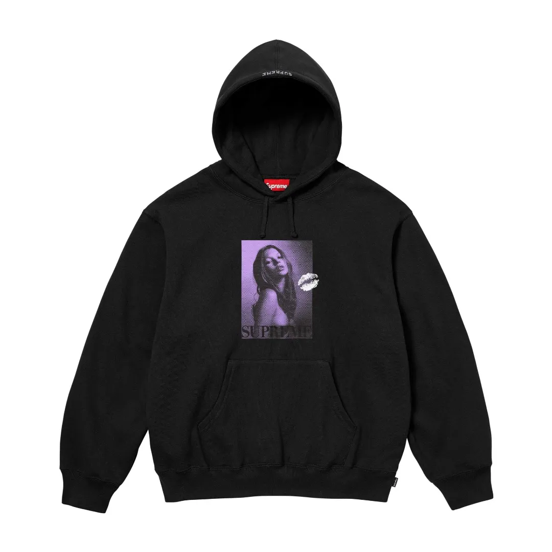 S608💰p320 Top version Supreme 24FW Kate Moss Hooded Kate Moss chest character avatar hoodie 1. Fabric: ZP testing, custom weaving and dyeing, pure cotton 460G plus velvet main fabric, horizontal cutting 520G 2X2 thread 2. Printing: Printing uses thermoset ink printing, also known as plastic ink, or self-adhesive ink. Its ingredients are: mainly composed of polyvinyl chloride (PVC) and phthalates. PVC and phthalates, color fixing agents, stabilizers, and thickeners are mixed to form thermoset ink. It is not the digital direct printing advertised on the market. The printing texture of thermoset ink cannot be achieved by digital direct printing. 3. Sewing process: Twelve places of the whole garment are made of boneless splicing technology, processed by experienced foreign trade factories (ordinary factories cannot do it) 4. Hem and cuffs: all use 520G inelastic threads (low-end products use elastic threads to cause the hem and cuffs to appear wavy) 5. Customized ZP main label/wash water mark/tag/packaging bag (equipped with an extra-large thickened handbag) Color: black/grey/navy blue Size: S/M/L/XL