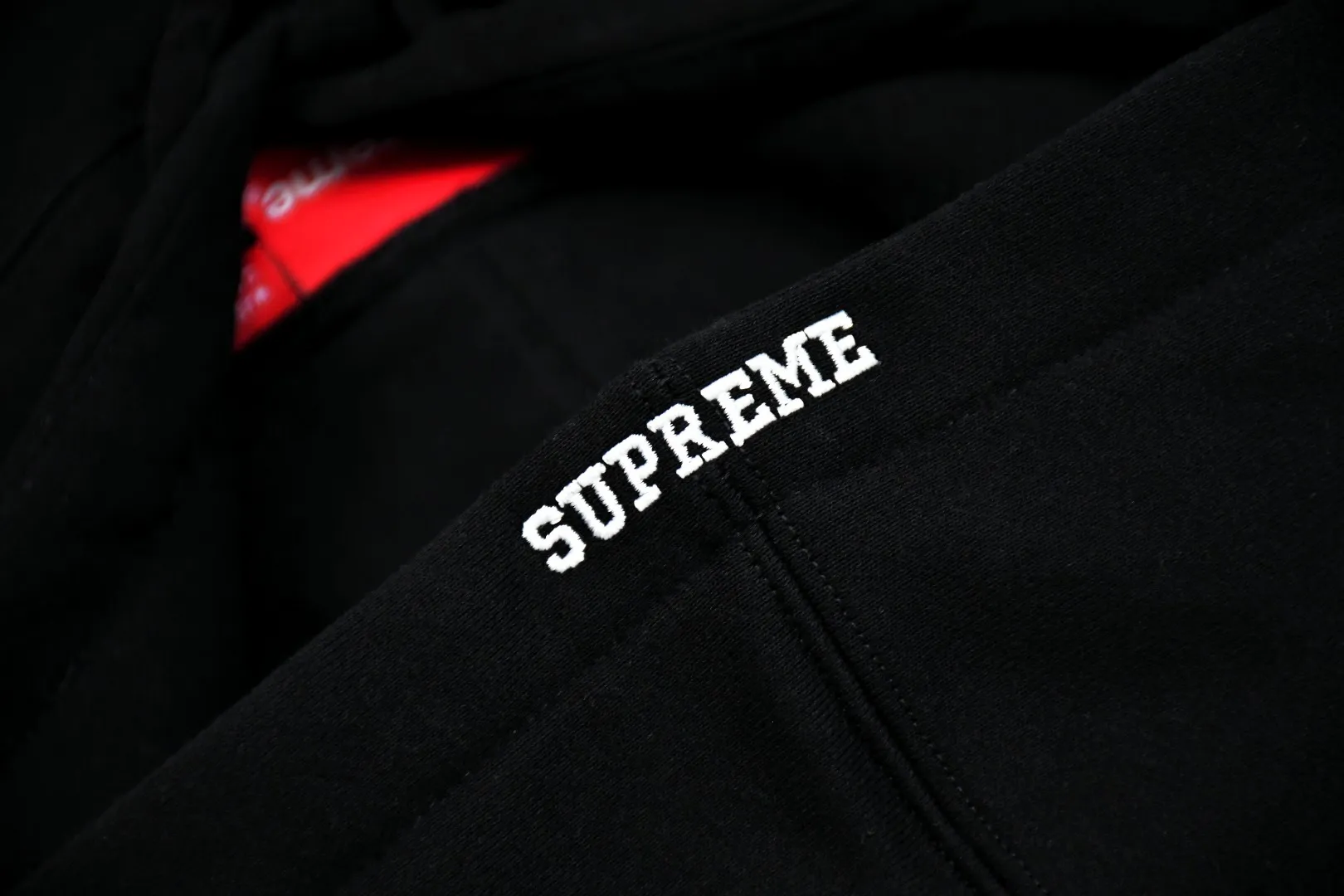 S608💰p320 Top version Supreme 24FW Kate Moss Hooded Kate Moss chest character avatar hoodie 1. Fabric: ZP testing, custom weaving and dyeing, pure cotton 460G plus velvet main fabric, horizontal cutting 520G 2X2 thread 2. Printing: Printing uses thermoset ink printing, also known as plastic ink, or self-adhesive ink. Its ingredients are: mainly composed of polyvinyl chloride (PVC) and phthalates. PVC and phthalates, color fixing agents, stabilizers, and thickeners are mixed to form thermoset ink. It is not the digital direct printing advertised on the market. The printing texture of thermoset ink cannot be achieved by digital direct printing. 3. Sewing process: Twelve places of the whole garment are made of boneless splicing technology, processed by experienced foreign trade factories (ordinary factories cannot do it) 4. Hem and cuffs: all use 520G inelastic threads (low-end products use elastic threads to cause the hem and cuffs to appear wavy) 5. Customized ZP main label/wash water mark/tag/packaging bag (equipped with an extra-large thickened handbag) Color: black/grey/navy blue Size: S/M/L/XL