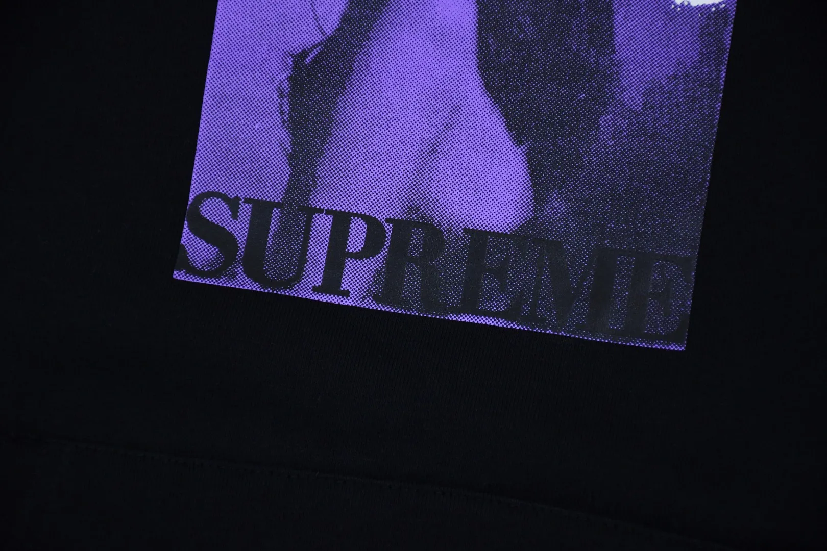 S608💰p320 Top version Supreme 24FW Kate Moss Hooded Kate Moss chest character avatar hoodie 1. Fabric: ZP testing, custom weaving and dyeing, pure cotton 460G plus velvet main fabric, horizontal cutting 520G 2X2 thread 2. Printing: Printing uses thermoset ink printing, also known as plastic ink, or self-adhesive ink. Its ingredients are: mainly composed of polyvinyl chloride (PVC) and phthalates. PVC and phthalates, color fixing agents, stabilizers, and thickeners are mixed to form thermoset ink. It is not the digital direct printing advertised on the market. The printing texture of thermoset ink cannot be achieved by digital direct printing. 3. Sewing process: Twelve places of the whole garment are made of boneless splicing technology, processed by experienced foreign trade factories (ordinary factories cannot do it) 4. Hem and cuffs: all use 520G inelastic threads (low-end products use elastic threads to cause the hem and cuffs to appear wavy) 5. Customized ZP main label/wash water mark/tag/packaging bag (equipped with an extra-large thickened handbag) Color: black/grey/navy blue Size: S/M/L/XL