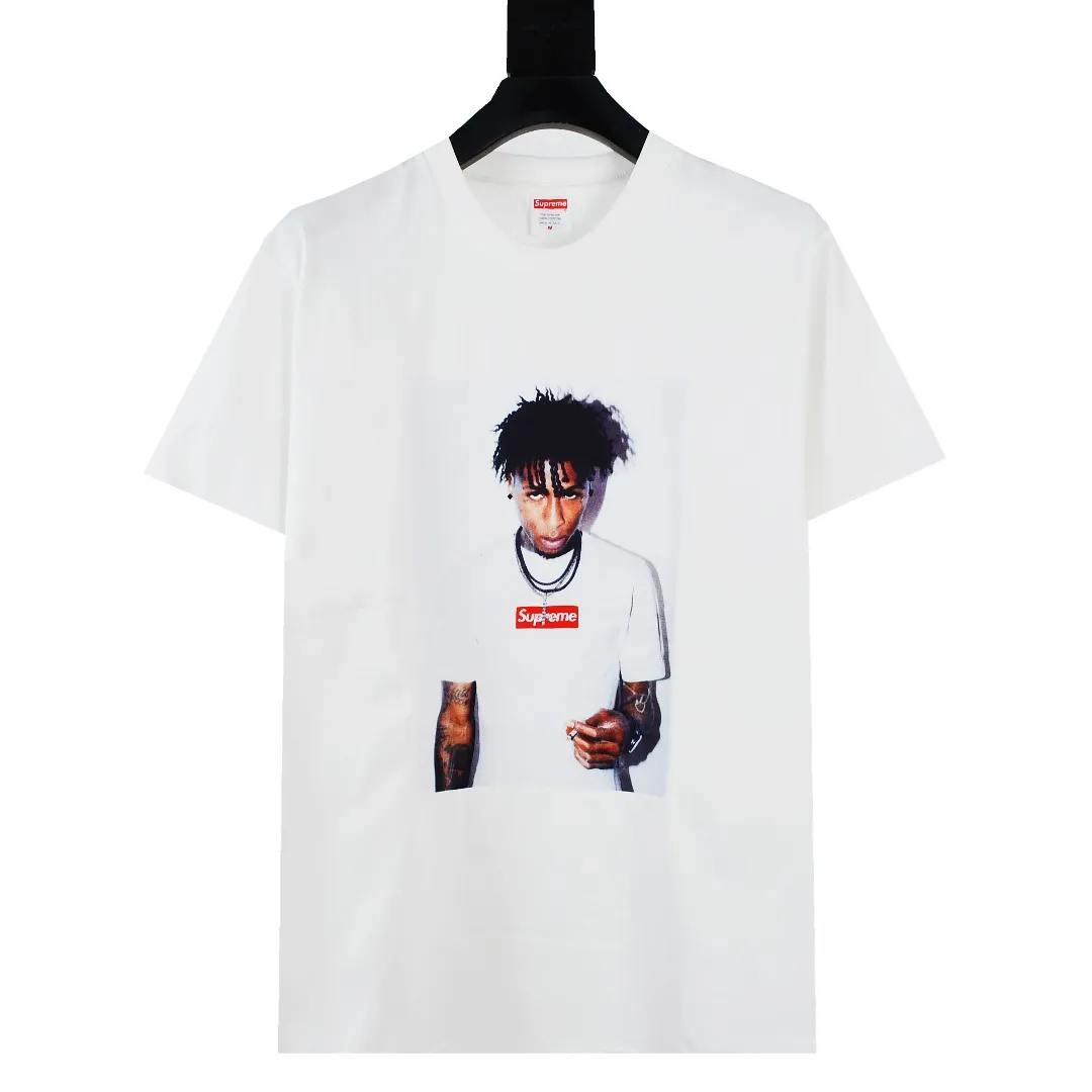 🅿️126 S128 Supreme 23FW NBAYOUNGBOY portrait printed short-sleeved T-shirt. Refuse to look at pictures to make products. Refuse to compare wrong versions. Use cylindrical seamless technology (original technology, there are no stitched bones on the side of the clothes, key points of identification) The fabrics are all custom-woven and dyed, 280g weight, 100% cotton, cylindrical fabric. Cylindrical fabric is a knitted fabric woven with a cylinder loom. The needles are distributed in a cylindrical shape on the fuselage. The gray fabric is a large cylinder, which needs to be opened and shaped before it can be used further. There are no slits on the side of the clothes, so there is no washing label on the side of ordinary short-sleeves. There is only one collar label behind the neck. The printing uses thermosetting ink printing imported from Belgium (different from conventional thermal transfer printing), also known as plastic ink, or self-adhesive ink. Its ingredients are: mainly composed of polyvinyl chloride (PVC) and phthalates. PVC and phthalates, solid color The thermoset ink is composed of a mixture of agents, stabilizers, and thickeners. It is not the digital direct printing advertised on the market. The printing texture of thermoset ink cannot be achieved by digital direct printing. The collar label has a watermark anti-counterfeiting effect, a real anti-counterfeiting layer, a version with a high probability of passing the inspection, and a high probability of passing the original packaging picture. Size：S-XL