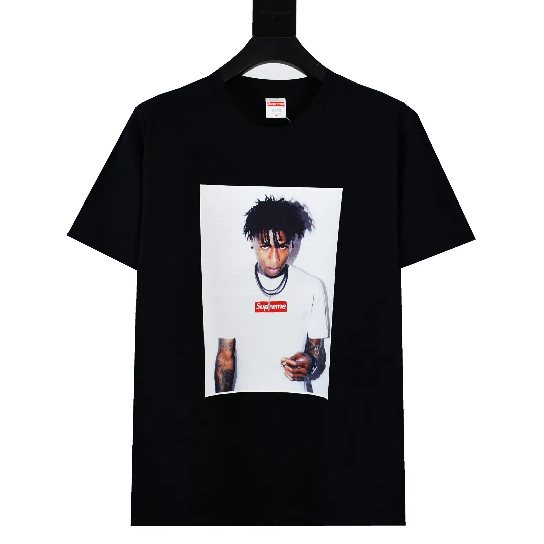 🅿️126 S128 Supreme 23FW NBAYOUNGBOY portrait printed short-sleeved T-shirt. Refuse to look at pictures to make products. Refuse to compare wrong versions. Use cylindrical seamless technology (original technology, there are no stitched bones on the side of the clothes, key points of identification) The fabrics are all custom-woven and dyed, 280g weight, 100% cotton, cylindrical fabric. Cylindrical fabric is a knitted fabric woven with a cylinder loom. The needles are distributed in a cylindrical shape on the fuselage. The gray fabric is a large cylinder, which needs to be opened and shaped before it can be used further. There are no slits on the side of the clothes, so there is no washing label on the side of ordinary short-sleeves. There is only one collar label behind the neck. The printing uses thermosetting ink printing imported from Belgium (different from conventional thermal transfer printing), also known as plastic ink, or self-adhesive ink. Its ingredients are: mainly composed of polyvinyl chloride (PVC) and phthalates. PVC and phthalates, solid color The thermoset ink is composed of a mixture of agents, stabilizers, and thickeners. It is not the digital direct printing advertised on the market. The printing texture of thermoset ink cannot be achieved by digital direct printing. The collar label has a watermark anti-counterfeiting effect, a real anti-counterfeiting layer, a version with a high probability of passing the inspection, and a high probability of passing the original packaging picture. Size：S-XL