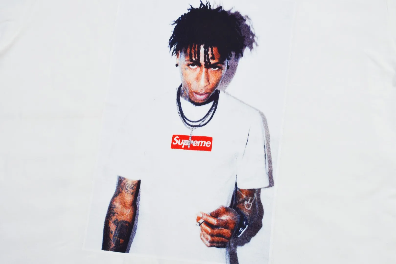 🅿️126 S128 Supreme 23FW NBAYOUNGBOY portrait printed short-sleeved T-shirt. Refuse to look at pictures to make products. Refuse to compare wrong versions. Use cylindrical seamless technology (original technology, there are no stitched bones on the side of the clothes, key points of identification) The fabrics are all custom-woven and dyed, 280g weight, 100% cotton, cylindrical fabric. Cylindrical fabric is a knitted fabric woven with a cylinder loom. The needles are distributed in a cylindrical shape on the fuselage. The gray fabric is a large cylinder, which needs to be opened and shaped before it can be used further. There are no slits on the side of the clothes, so there is no washing label on the side of ordinary short-sleeves. There is only one collar label behind the neck. The printing uses thermosetting ink printing imported from Belgium (different from conventional thermal transfer printing), also known as plastic ink, or self-adhesive ink. Its ingredients are: mainly composed of polyvinyl chloride (PVC) and phthalates. PVC and phthalates, solid color The thermoset ink is composed of a mixture of agents, stabilizers, and thickeners. It is not the digital direct printing advertised on the market. The printing texture of thermoset ink cannot be achieved by digital direct printing. The collar label has a watermark anti-counterfeiting effect, a real anti-counterfeiting layer, a version with a high probability of passing the inspection, and a high probability of passing the original packaging picture. Size：S-XL