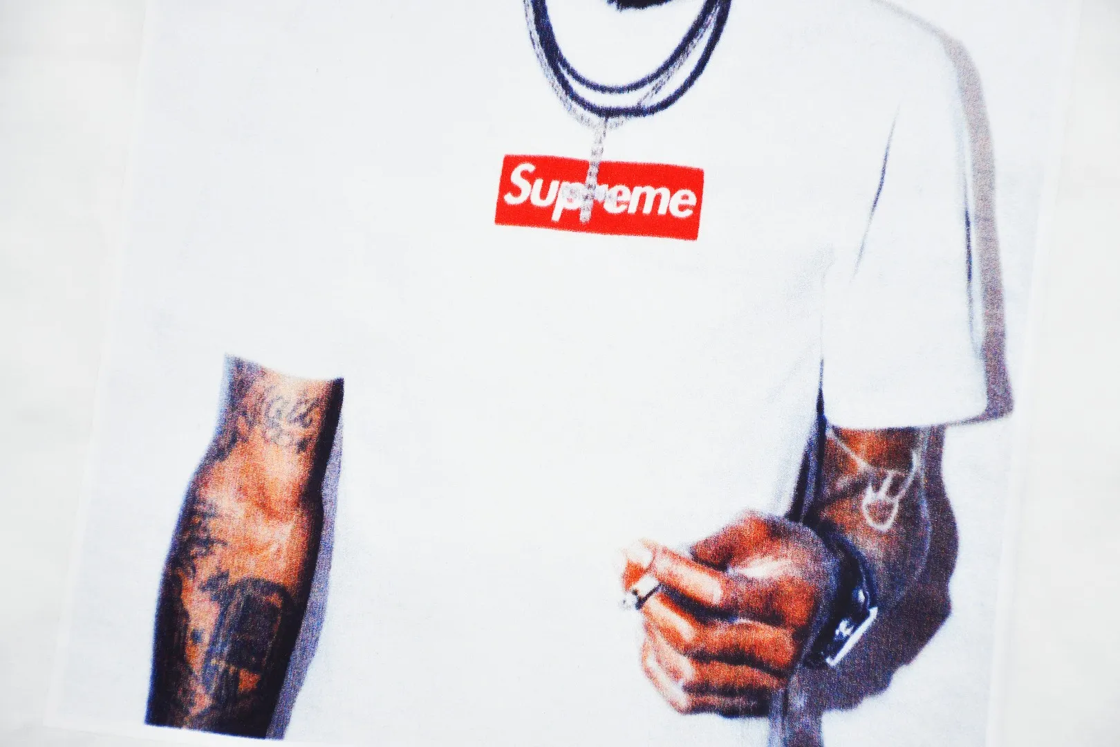 🅿️126 S128 Supreme 23FW NBAYOUNGBOY portrait printed short-sleeved T-shirt. Refuse to look at pictures to make products. Refuse to compare wrong versions. Use cylindrical seamless technology (original technology, there are no stitched bones on the side of the clothes, key points of identification) The fabrics are all custom-woven and dyed, 280g weight, 100% cotton, cylindrical fabric. Cylindrical fabric is a knitted fabric woven with a cylinder loom. The needles are distributed in a cylindrical shape on the fuselage. The gray fabric is a large cylinder, which needs to be opened and shaped before it can be used further. There are no slits on the side of the clothes, so there is no washing label on the side of ordinary short-sleeves. There is only one collar label behind the neck. The printing uses thermosetting ink printing imported from Belgium (different from conventional thermal transfer printing), also known as plastic ink, or self-adhesive ink. Its ingredients are: mainly composed of polyvinyl chloride (PVC) and phthalates. PVC and phthalates, solid color The thermoset ink is composed of a mixture of agents, stabilizers, and thickeners. It is not the digital direct printing advertised on the market. The printing texture of thermoset ink cannot be achieved by digital direct printing. The collar label has a watermark anti-counterfeiting effect, a real anti-counterfeiting layer, a version with a high probability of passing the inspection, and a high probability of passing the original packaging picture. Size：S-XL