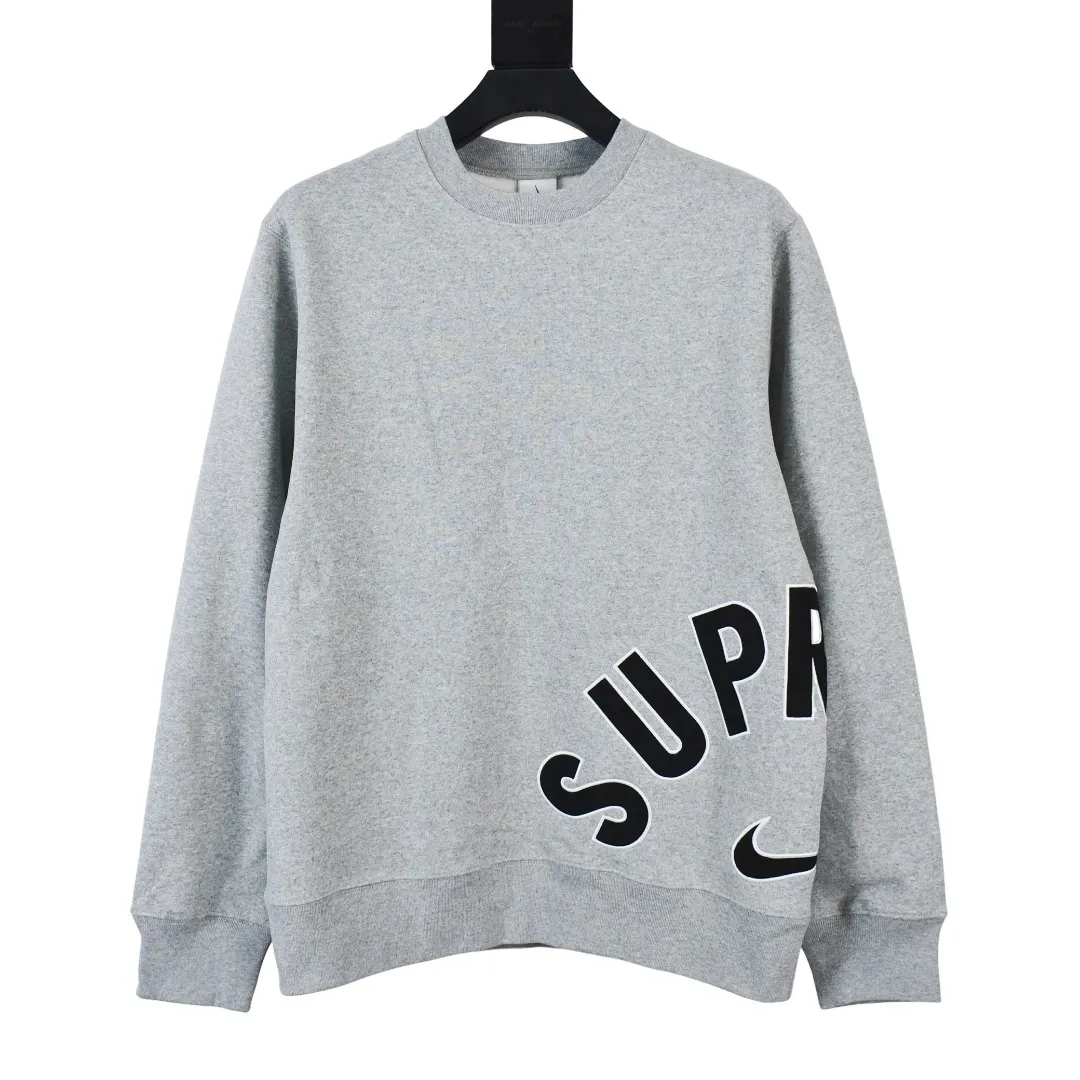 🅿️290 S252 top version Supreme Nike Arc Crewneck co-branded embroidered fleece round neck sweatshirt. For those of us who focus on top Supreme, this sweatshirt is naturally available at our fingertips. ZP purchase and pattern making operation 1. Fabric: ZP testing, custom weaving and dyeing, pure cotton 460G plus velvet main fabric, horizontal cutting, side stitching 520G 2X2 thread 2. Embroidery: embroidery equipment Behringer BEKS-Y924 machine is used (a level higher than Tajima embroidery machine). The thickness, saturation and size of the embroidery are all consistent. 3. Sewing process: Four-needle and six-thread boneless splicing technology is used in twelve places on the whole garment. Processed by a senior foreign trade factory (cannot be done by ordinary factories) 4. Hem and cuffs: all use 520G non-elastic threads (low-end goods use elastic threads, causing the hem and cuffs to appear wavy) 5. Customized ZP main label/wash label/tag/packaging bag (equipped with extra large thickened handbag) Size: S~XL
