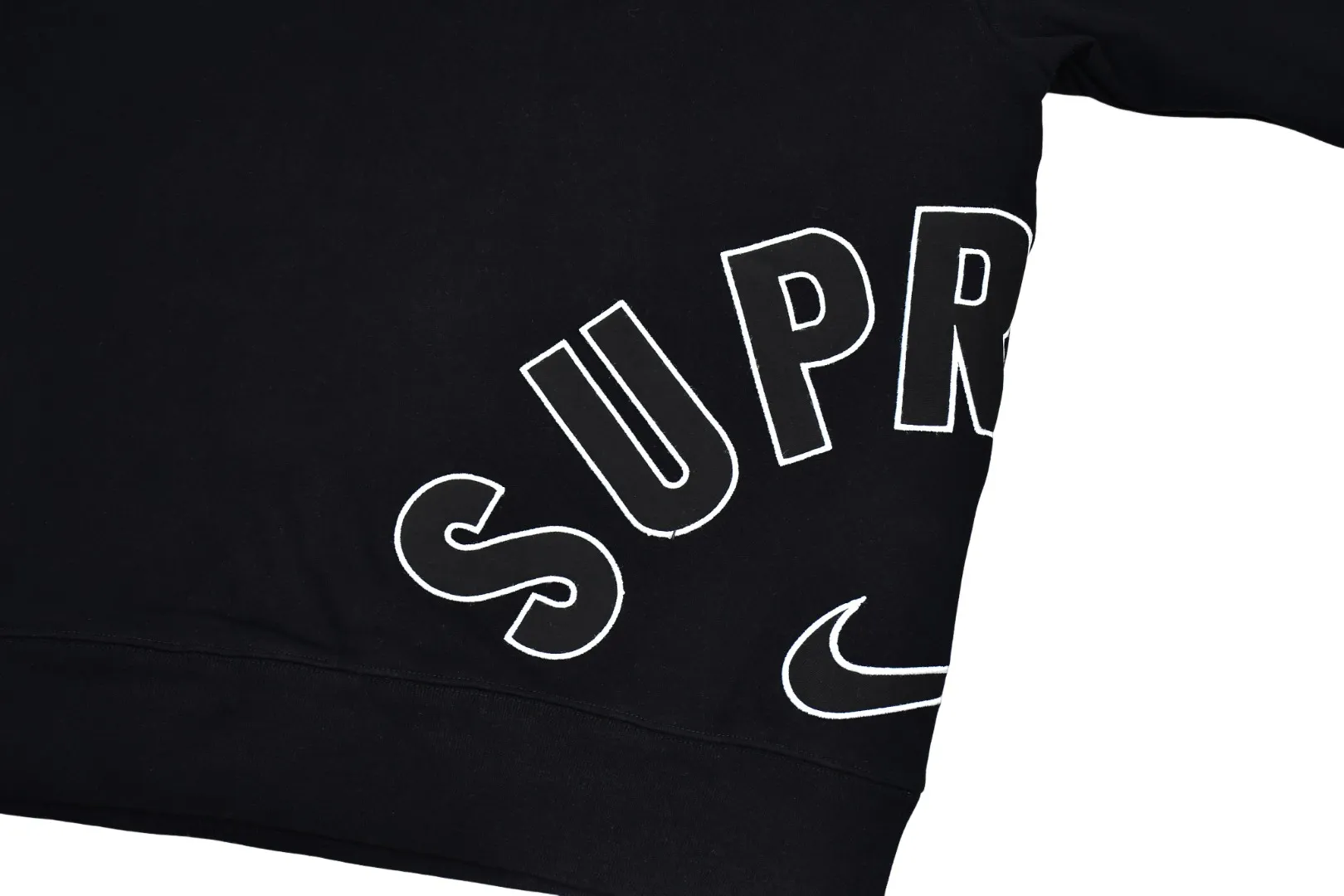 🅿️290 S252 top version Supreme Nike Arc Crewneck co-branded embroidered fleece round neck sweatshirt. For those of us who focus on top Supreme, this sweatshirt is naturally available at our fingertips. ZP purchase and pattern making operation 1. Fabric: ZP testing, custom weaving and dyeing, pure cotton 460G plus velvet main fabric, horizontal cutting, side stitching 520G 2X2 thread 2. Embroidery: embroidery equipment Behringer BEKS-Y924 machine is used (a level higher than Tajima embroidery machine). The thickness, saturation and size of the embroidery are all consistent. 3. Sewing process: Four-needle and six-thread boneless splicing technology is used in twelve places on the whole garment. Processed by a senior foreign trade factory (cannot be done by ordinary factories) 4. Hem and cuffs: all use 520G non-elastic threads (low-end goods use elastic threads, causing the hem and cuffs to appear wavy) 5. Customized ZP main label/wash label/tag/packaging bag (equipped with extra large thickened handbag) Size: S~XL