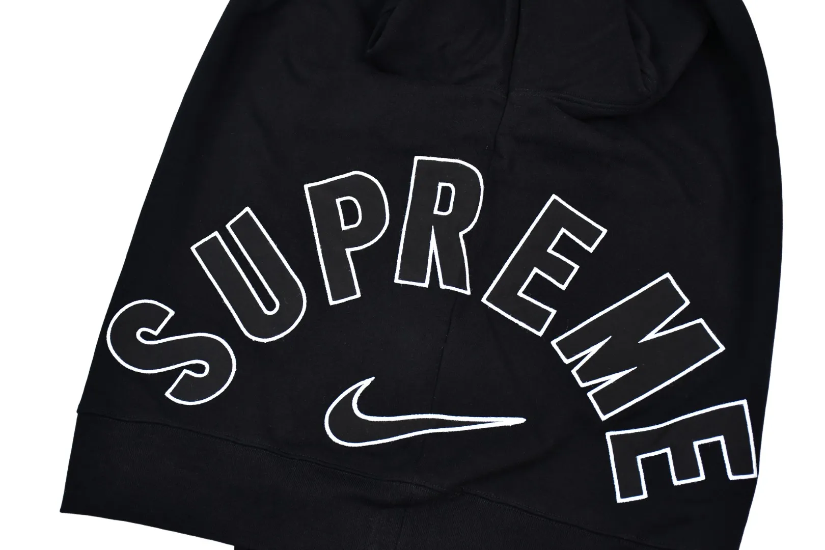 🅿️290 S252 top version Supreme Nike Arc Crewneck co-branded embroidered fleece round neck sweatshirt. For those of us who focus on top Supreme, this sweatshirt is naturally available at our fingertips. ZP purchase and pattern making operation 1. Fabric: ZP testing, custom weaving and dyeing, pure cotton 460G plus velvet main fabric, horizontal cutting, side stitching 520G 2X2 thread 2. Embroidery: embroidery equipment Behringer BEKS-Y924 machine is used (a level higher than Tajima embroidery machine). The thickness, saturation and size of the embroidery are all consistent. 3. Sewing process: Four-needle and six-thread boneless splicing technology is used in twelve places on the whole garment. Processed by a senior foreign trade factory (cannot be done by ordinary factories) 4. Hem and cuffs: all use 520G non-elastic threads (low-end goods use elastic threads, causing the hem and cuffs to appear wavy) 5. Customized ZP main label/wash label/tag/packaging bag (equipped with extra large thickened handbag) Size: S~XL