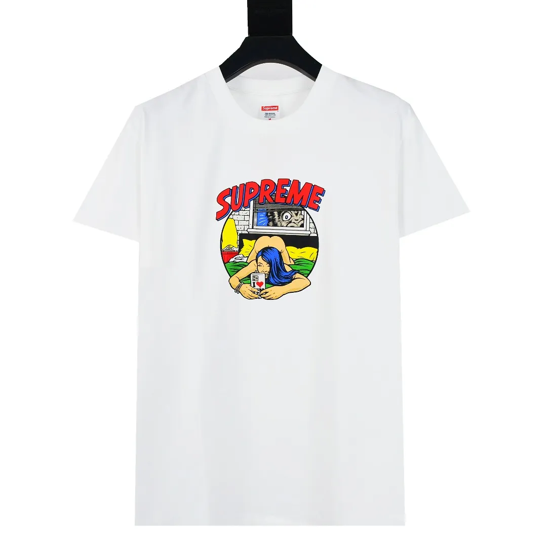 S432💰P140 Top version Supreme 25ss Bedroom Bedroom comic sexy girl printed short-sleeved T-shirt. Refuse to look at pictures to make products. Refuse to compare with wrong versions. Use cylindrical seamless technology (original technology. There are no stitched bones on the side of the clothes. Key points of identification) The fabrics are all custom-woven and dyed, 280g weight, 100% cotton, cylindrical fabric. Cylindrical fabric is a knitted fabric woven with a cylinder loom. The needles are distributed in a cylindrical shape on the fuselage. The gray fabric is a large cylinder, which needs to be opened and shaped before it can be used further. There are no slits on the side of the clothes, so there is no washing label on the side of ordinary short-sleeves. There is only one collar label behind the neck. The printing uses heat-setting ink printing imported from Belgium (different from conventional heat transfer printing on the market), also known as plastic ink, or self-adhesive ink. Its ingredients: mainly composed of polyvinyl chloride (PVC) and phthalates, including PVC, phthalates, and color fixing agents. , stabilizer, and thickener are mixed to form thermoset ink, which is not the digital direct printing marketed on the market. The printing texture of thermoset ink cannot be achieved by digital direct printing. The new triple collar label has a watermark anti-counterfeiting effect, real anti-counterfeiting layer, and has a high probability of passing the approved version. The original packaging picture has a high probability of passing Size：S-XL
