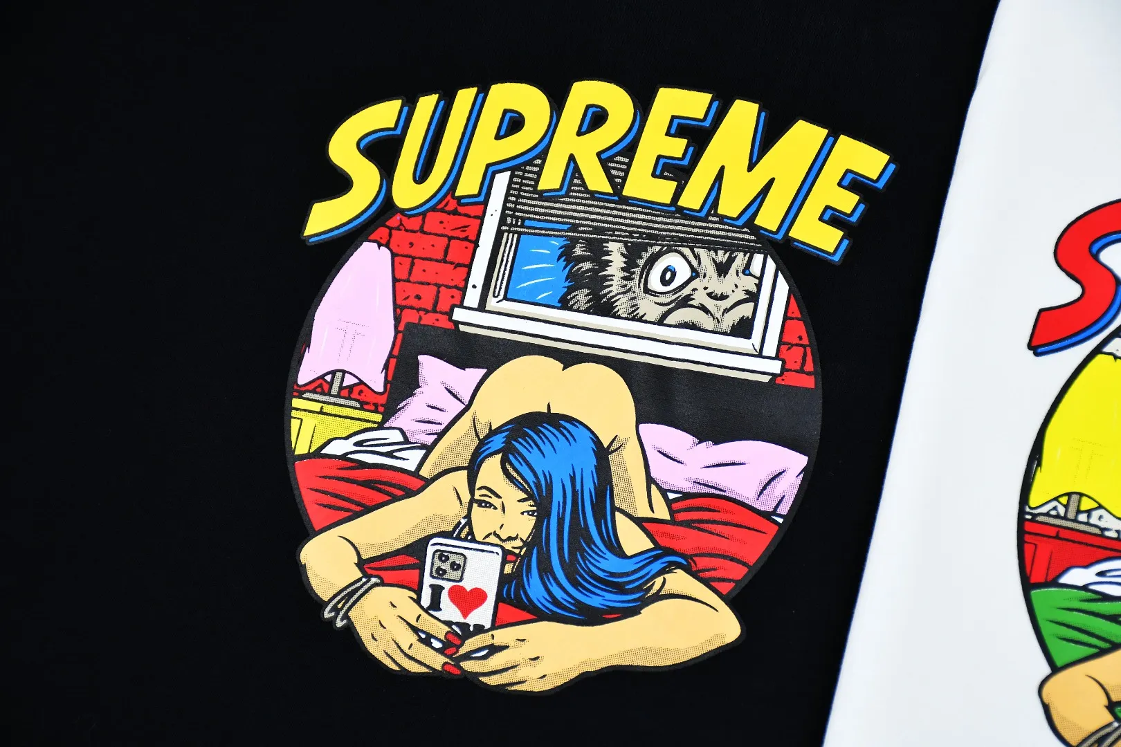 S432💰P140 Top version Supreme 25ss Bedroom Bedroom comic sexy girl printed short-sleeved T-shirt. Refuse to look at pictures to make products. Refuse to compare with wrong versions. Use cylindrical seamless technology (original technology. There are no stitched bones on the side of the clothes. Key points of identification) The fabrics are all custom-woven and dyed, 280g weight, 100% cotton, cylindrical fabric. Cylindrical fabric is a knitted fabric woven with a cylinder loom. The needles are distributed in a cylindrical shape on the fuselage. The gray fabric is a large cylinder, which needs to be opened and shaped before it can be used further. There are no slits on the side of the clothes, so there is no washing label on the side of ordinary short-sleeves. There is only one collar label behind the neck. The printing uses heat-setting ink printing imported from Belgium (different from conventional heat transfer printing on the market), also known as plastic ink, or self-adhesive ink. Its ingredients: mainly composed of polyvinyl chloride (PVC) and phthalates, including PVC, phthalates, and color fixing agents. , stabilizer, and thickener are mixed to form thermoset ink, which is not the digital direct printing marketed on the market. The printing texture of thermoset ink cannot be achieved by digital direct printing. The new triple collar label has a watermark anti-counterfeiting effect, real anti-counterfeiting layer, and has a high probability of passing the approved version. The original packaging picture has a high probability of passing Size：S-XL