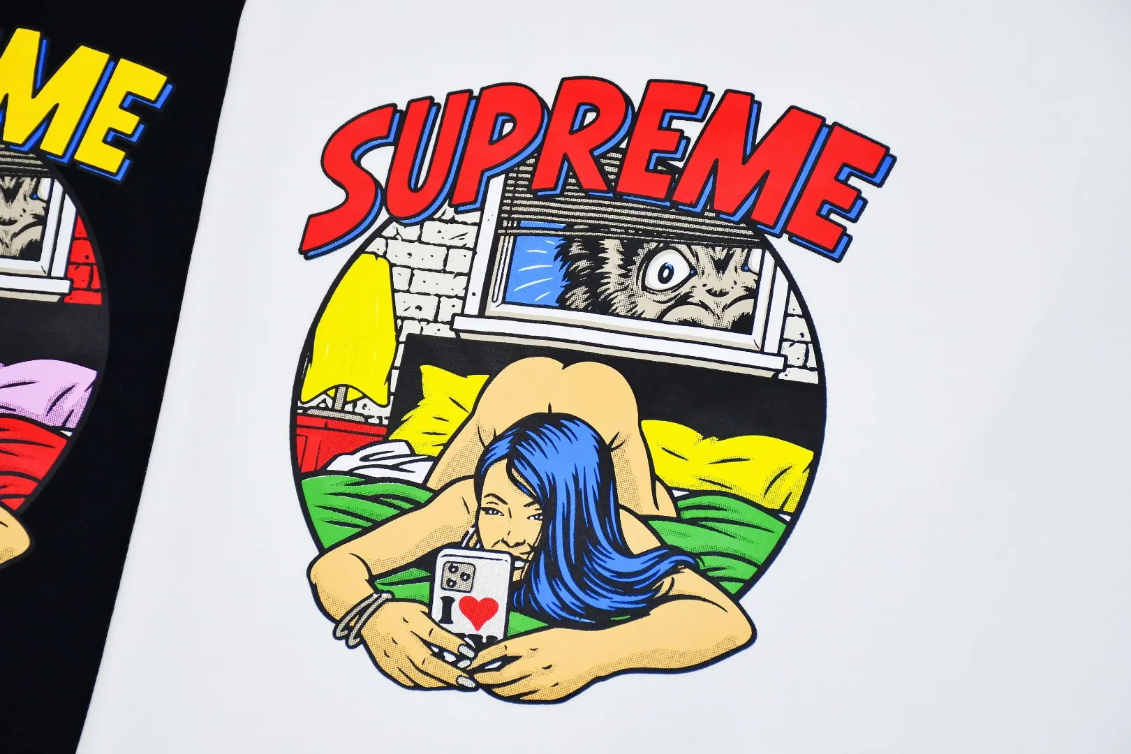 S432💰P140 Top version Supreme 25ss Bedroom Bedroom comic sexy girl printed short-sleeved T-shirt. Refuse to look at pictures to make products. Refuse to compare with wrong versions. Use cylindrical seamless technology (original technology. There are no stitched bones on the side of the clothes. Key points of identification) The fabrics are all custom-woven and dyed, 280g weight, 100% cotton, cylindrical fabric. Cylindrical fabric is a knitted fabric woven with a cylinder loom. The needles are distributed in a cylindrical shape on the fuselage. The gray fabric is a large cylinder, which needs to be opened and shaped before it can be used further. There are no slits on the side of the clothes, so there is no washing label on the side of ordinary short-sleeves. There is only one collar label behind the neck. The printing uses heat-setting ink printing imported from Belgium (different from conventional heat transfer printing on the market), also known as plastic ink, or self-adhesive ink. Its ingredients: mainly composed of polyvinyl chloride (PVC) and phthalates, including PVC, phthalates, and color fixing agents. , stabilizer, and thickener are mixed to form thermoset ink, which is not the digital direct printing marketed on the market. The printing texture of thermoset ink cannot be achieved by digital direct printing. The new triple collar label has a watermark anti-counterfeiting effect, real anti-counterfeiting layer, and has a high probability of passing the approved version. The original packaging picture has a high probability of passing Size：S-XL