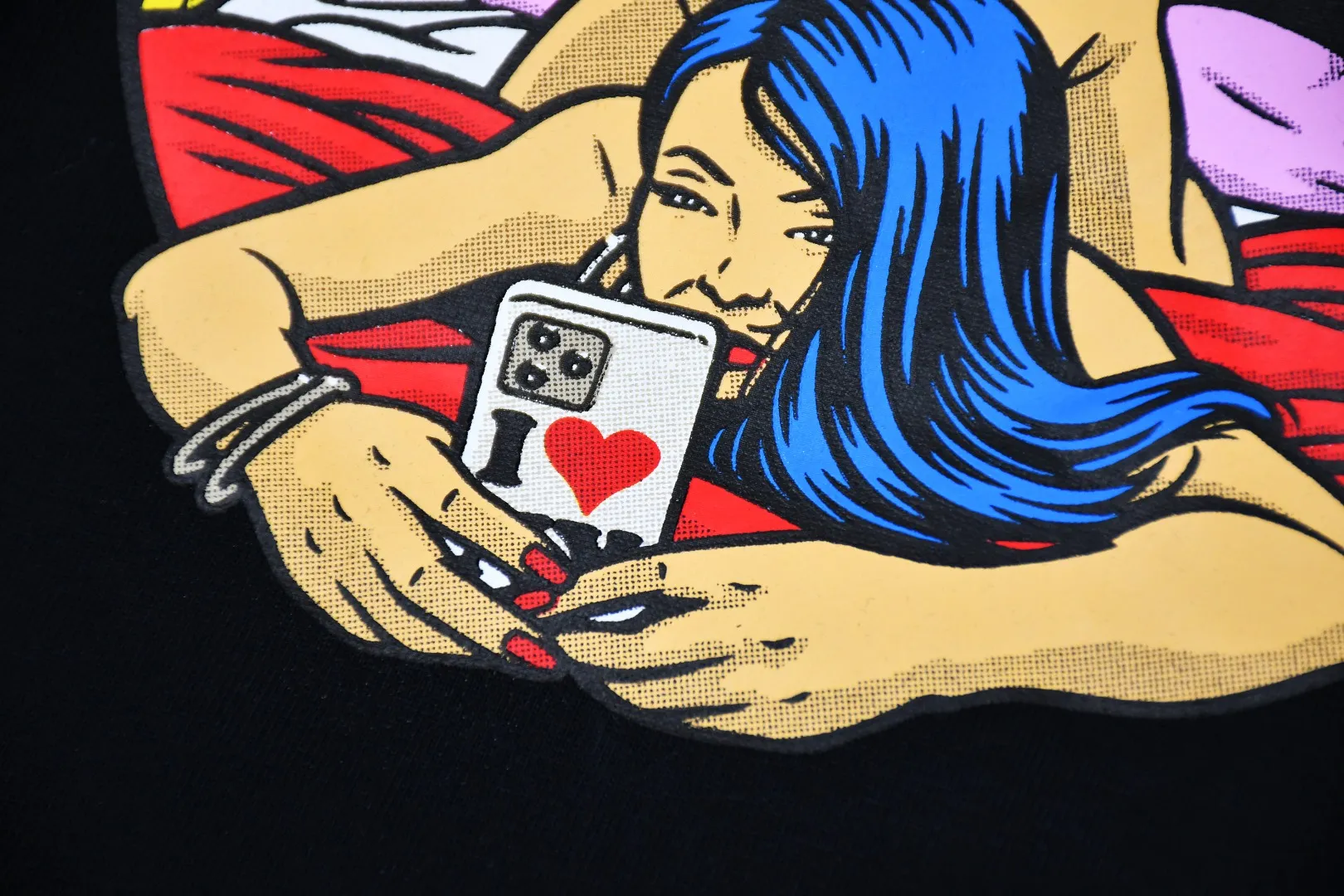 S432💰P140 Top version Supreme 25ss Bedroom Bedroom comic sexy girl printed short-sleeved T-shirt. Refuse to look at pictures to make products. Refuse to compare with wrong versions. Use cylindrical seamless technology (original technology. There are no stitched bones on the side of the clothes. Key points of identification) The fabrics are all custom-woven and dyed, 280g weight, 100% cotton, cylindrical fabric. Cylindrical fabric is a knitted fabric woven with a cylinder loom. The needles are distributed in a cylindrical shape on the fuselage. The gray fabric is a large cylinder, which needs to be opened and shaped before it can be used further. There are no slits on the side of the clothes, so there is no washing label on the side of ordinary short-sleeves. There is only one collar label behind the neck. The printing uses heat-setting ink printing imported from Belgium (different from conventional heat transfer printing on the market), also known as plastic ink, or self-adhesive ink. Its ingredients: mainly composed of polyvinyl chloride (PVC) and phthalates, including PVC, phthalates, and color fixing agents. , stabilizer, and thickener are mixed to form thermoset ink, which is not the digital direct printing marketed on the market. The printing texture of thermoset ink cannot be achieved by digital direct printing. The new triple collar label has a watermark anti-counterfeiting effect, real anti-counterfeiting layer, and has a high probability of passing the approved version. The original packaging picture has a high probability of passing Size：S-XL