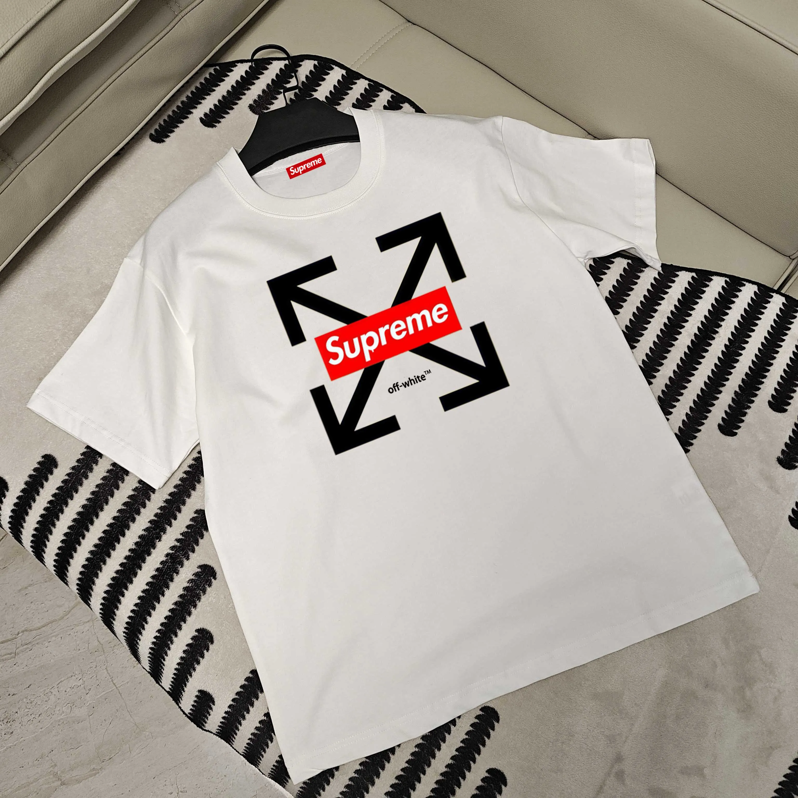 P150 Supreme co-branded off short-sleeved T-shirt is made of 250g Solona fabric. The whole piece is made of three-needle five-thread technology. The neckline-shoulder seam-sleeve seam is double-lined, which looks more three-dimensional and textured. The same craftsmanship as the authentic original version. Classic version. Feel free to compare. XL XXL