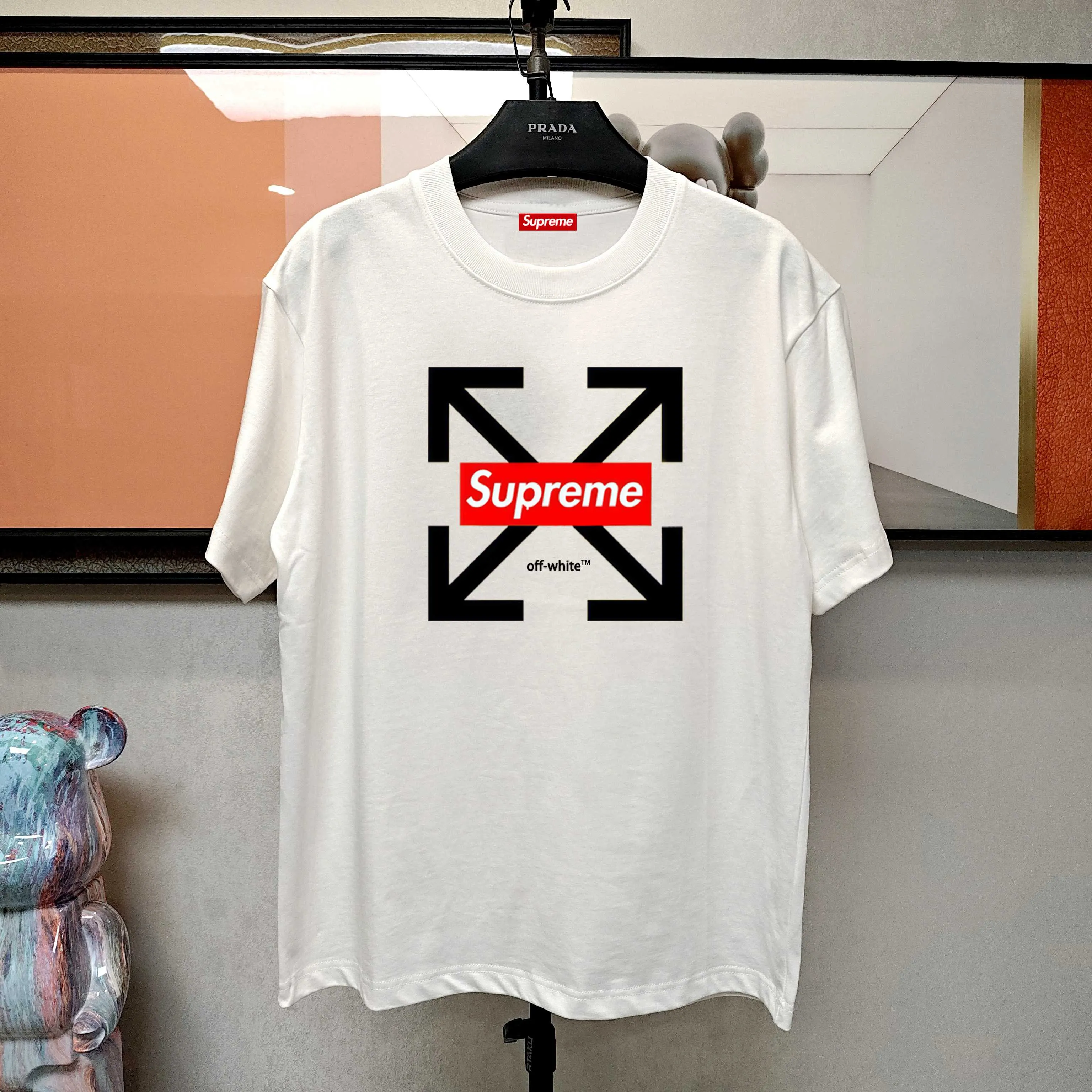 P150 Supreme co-branded off short-sleeved T-shirt is made of 250g Solona fabric. The whole piece is made of three-needle five-thread technology. The neckline-shoulder seam-sleeve seam is double-lined, which looks more three-dimensional and textured. The same craftsmanship as the authentic original version. Classic version. Feel free to compare. XL XXL