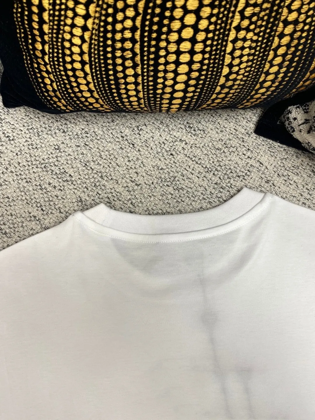 P150 Supreme co-branded off short-sleeved T-shirt is made of 250g Solona fabric. The whole piece is made of three-needle five-thread technology. The neckline-shoulder seam-sleeve seam is double-lined, which looks more three-dimensional and textured. The same craftsmanship as the authentic original version. Classic version. Feel free to compare. XL XXL