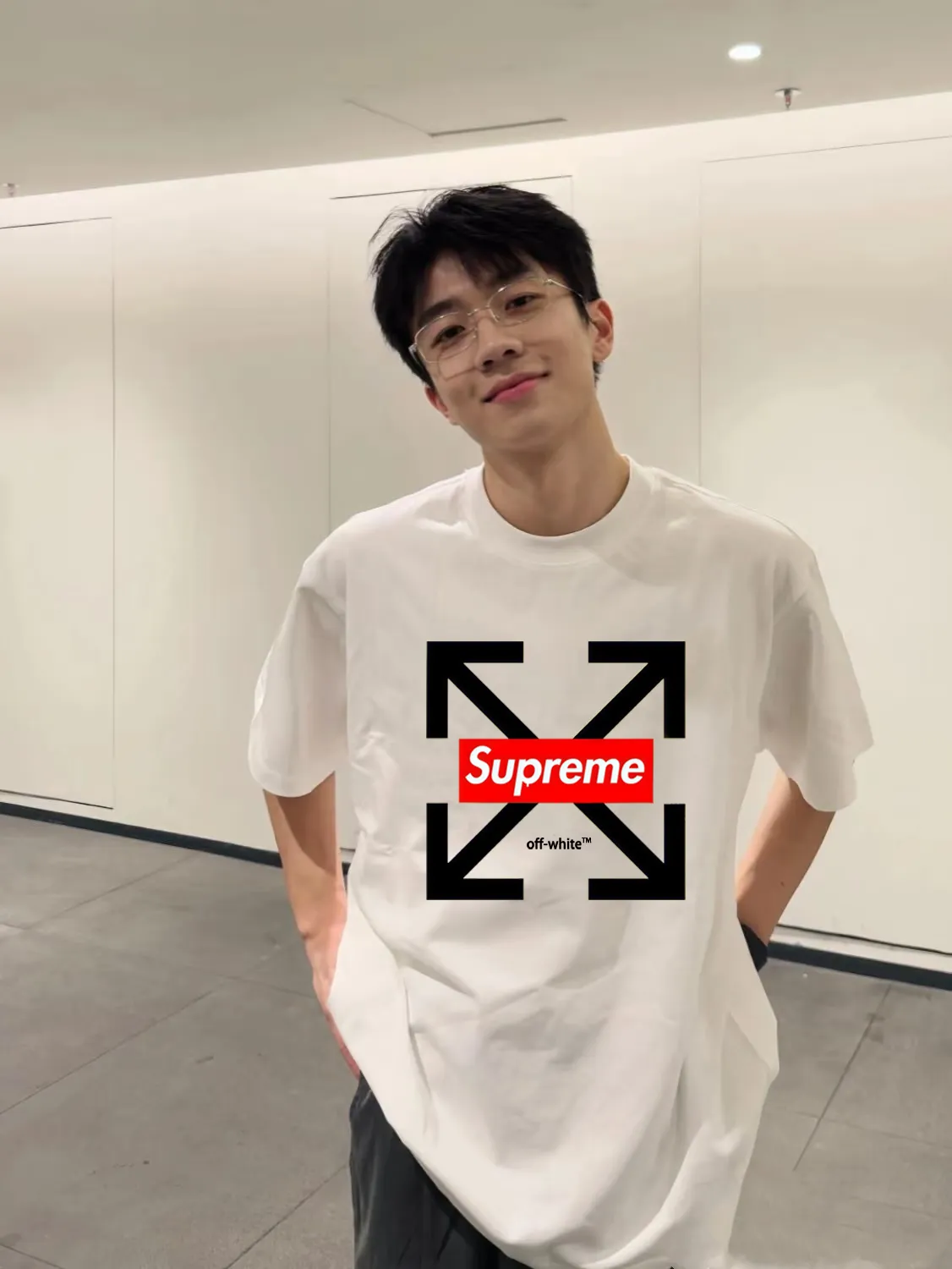 P150 Supreme co-branded off short-sleeved T-shirt is made of 250g Solona fabric. The whole piece is made of three-needle five-thread technology. The neckline-shoulder seam-sleeve seam is double-lined, which looks more three-dimensional and textured. The same craftsmanship as the authentic original version. Classic version. Feel free to compare. XL XXL