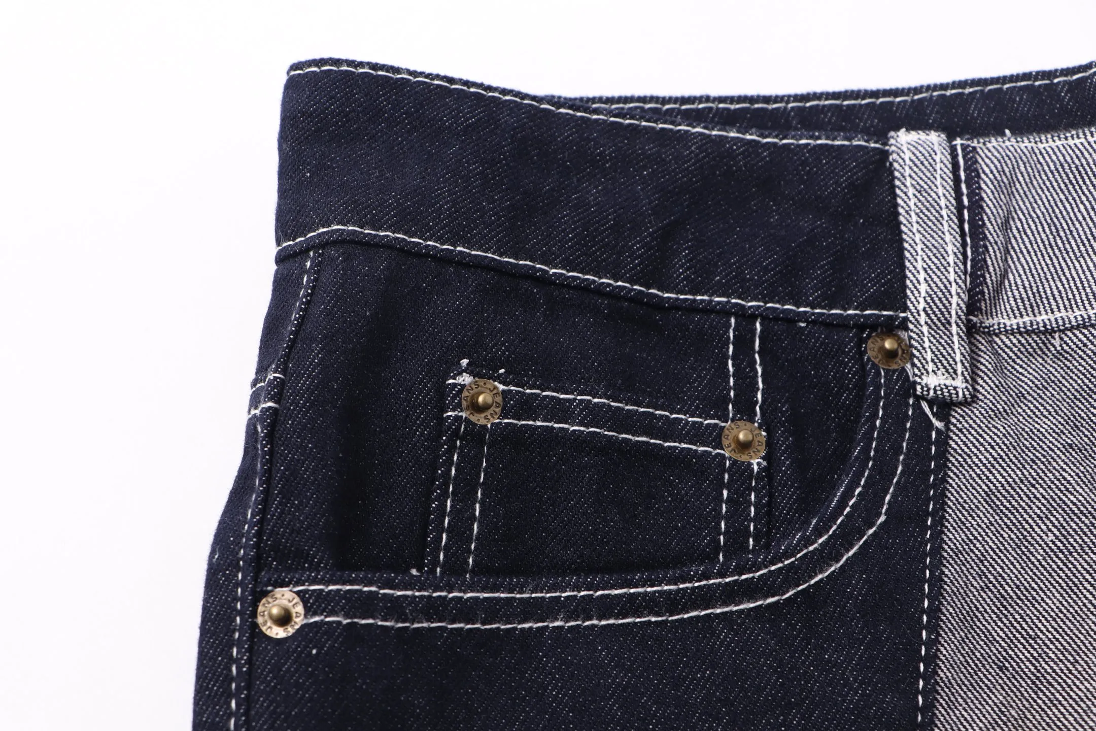 P240 model number: H82 Supreme & SS25 Paris fashion double patch small embroidery 🪡 embroidered color jeans for the opening season. Styles with different wash textures, very friendly to people with thin legs and thick legs. The slightly flared version is very flattering to the leg shape. Moderate length that never goes out of style, easy and casual to match, basic styling for various styles, a must-have in the wardrobe! The fabric is stiff but also makes the upper body soft without losing texture. The washing process is even more perfect. It is a must-have item for everyone! ! ! Washed wheat, hangtag, pants label, complete with three labels Size: 28-30-32-34-36 Color: Original color