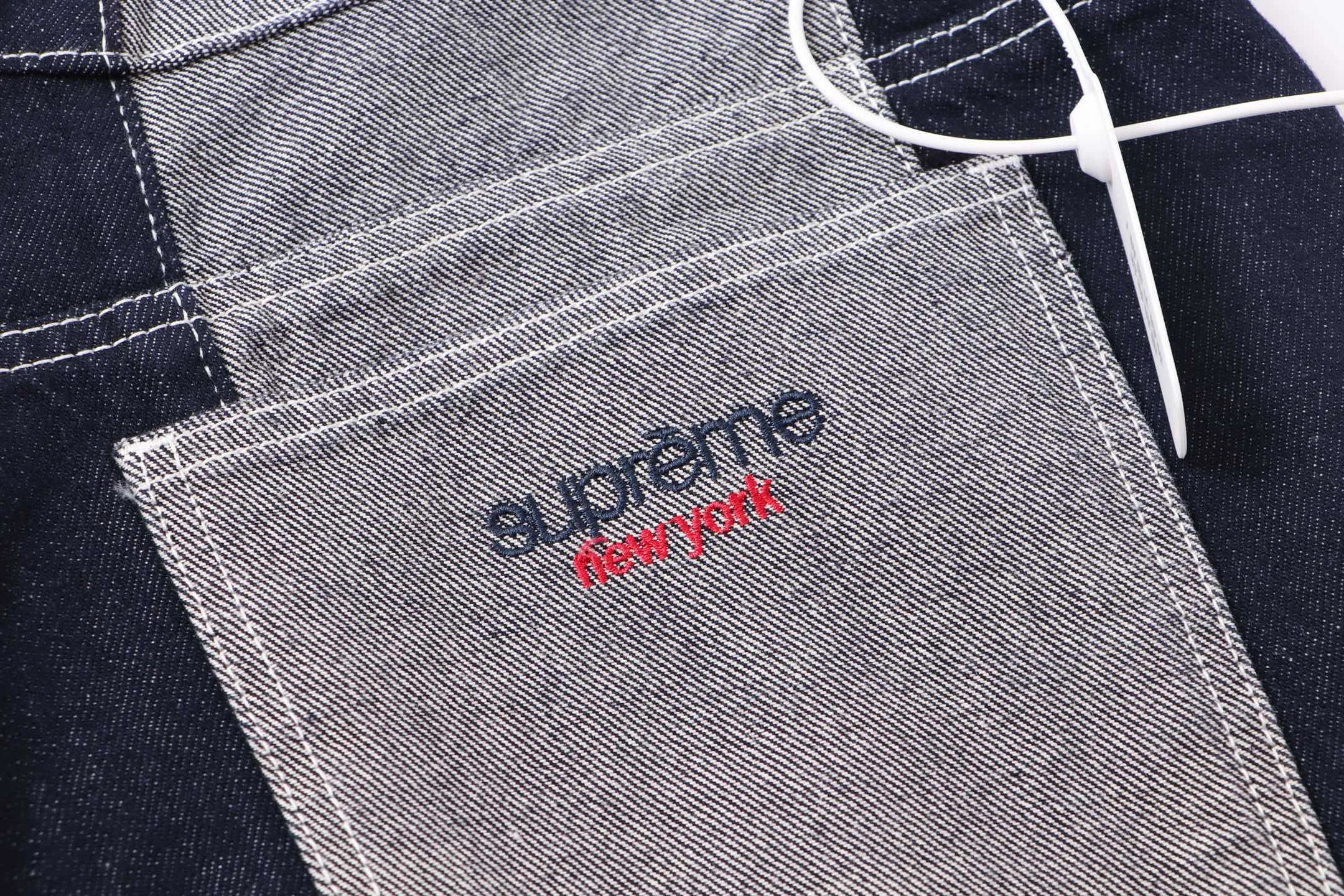 P240 model number: H82 Supreme & SS25 Paris fashion double patch small embroidery 🪡 embroidered color jeans for the opening season. Styles with different wash textures, very friendly to people with thin legs and thick legs. The slightly flared version is very flattering to the leg shape. Moderate length that never goes out of style, easy and casual to match, basic styling for various styles, a must-have in the wardrobe! The fabric is stiff but also makes the upper body soft without losing texture. The washing process is even more perfect. It is a must-have item for everyone! ! ! Washed wheat, hangtag, pants label, complete with three labels Size: 28-30-32-34-36 Color: Original color