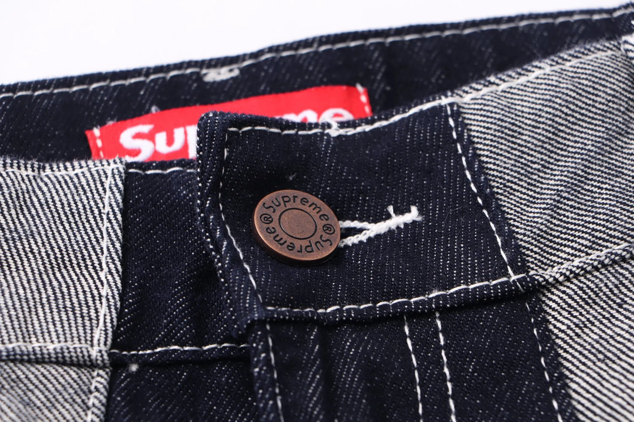 P240 model number: H82 Supreme & SS25 Paris fashion double patch small embroidery 🪡 embroidered color jeans for the opening season. Styles with different wash textures, very friendly to people with thin legs and thick legs. The slightly flared version is very flattering to the leg shape. Moderate length that never goes out of style, easy and casual to match, basic styling for various styles, a must-have in the wardrobe! The fabric is stiff but also makes the upper body soft without losing texture. The washing process is even more perfect. It is a must-have item for everyone! ! ! Washed wheat, hangtag, pants label, complete with three labels Size: 28-30-32-34-36 Color: Original color