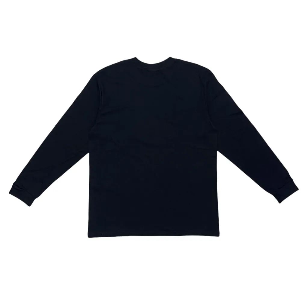 P140 Supreme Week 16 x Emilio Pucci joint model Box Logo Tee Logo printed solid color long-sleeved T-shirt, same style for men and women, using cylindrical seamless technology (original technology, there are no stitched bones on the side of the clothes, key points for identification) Fabric: All custom-woven and dyed, 280g weight, 100% cotton, cylindrical fabric. Cylindrical fabric is a knitted fabric woven with a cylinder loom. The needles are distributed in a cylindrical shape on the fuselage. The gray fabric is a large cylinder. It needs to be opened and shaped before further use. There is no slit on the side of the clothes, so there is no washing label on the side of ordinary short-sleeved clothes. There is only one collar label behind the neck, so the shape is very correct and not easy to deform (color: black and white)