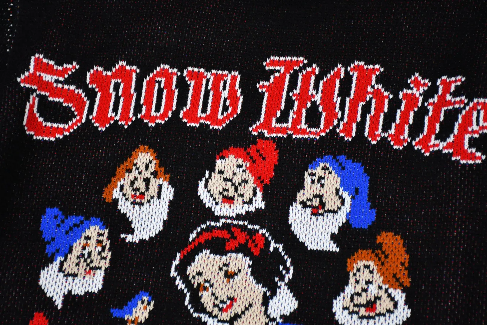 S584💰p350 Top version Supreme 24FW Snow White Snow White fairy tale sweater OS version Same style for men and women Customized YB texture wash mark Wool material: 1/13 wool Weaving method: sesame dot jacquard Number of needles: multi-gauge Machine: German STOLL computerized flat knitting machine Size: S~XL Color: black white