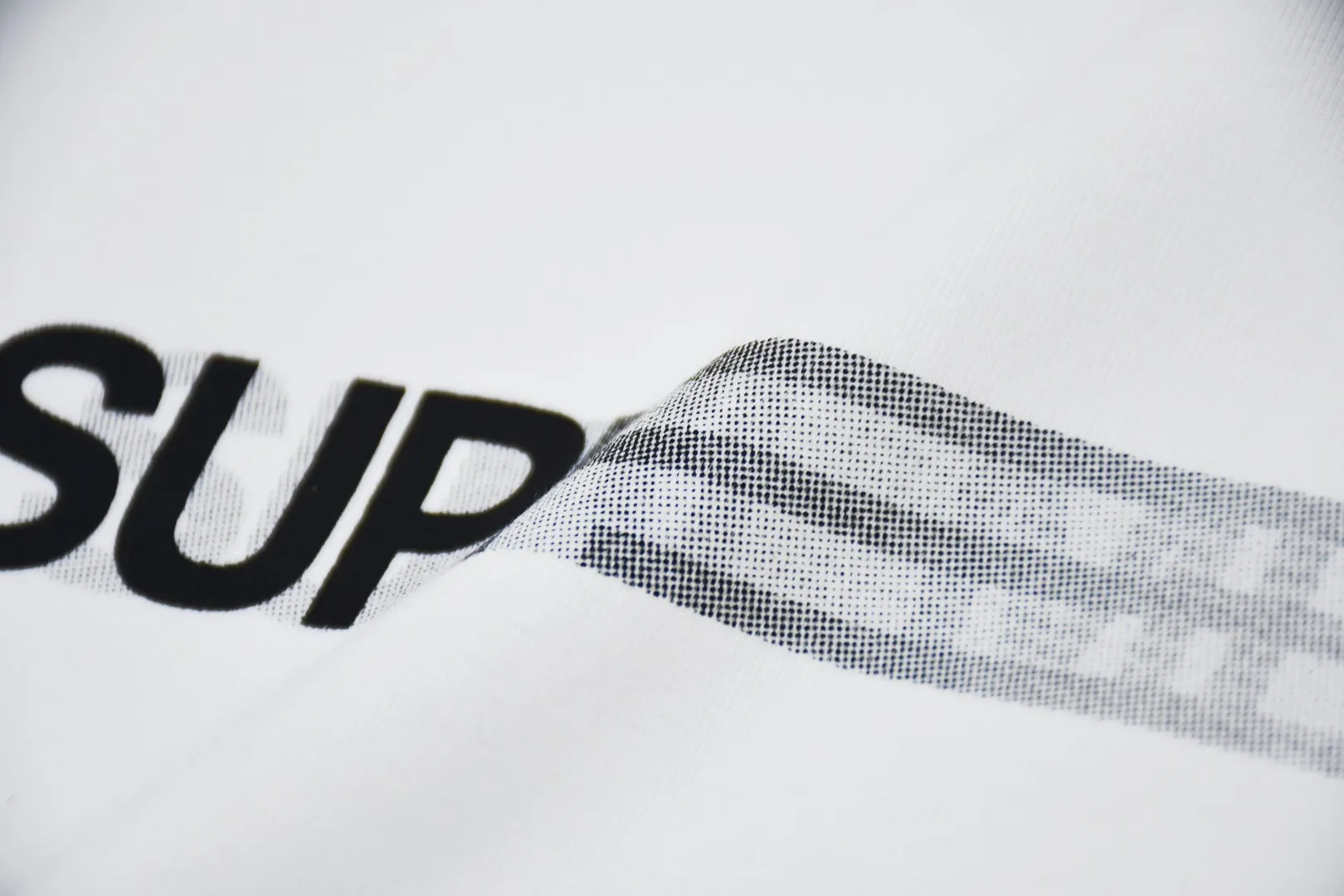 S326💰p130 Top version Supreme 23SS MOTION LOGO phantom LOGO short-sleeved T-shirt. Refuse to look at pictures to make products. Refuse to compare with wrong versions. Use cylindrical seamless technology (original technology. There are no stitched bones on the side of the clothes. Key points of identification) The fabrics are all custom-woven and dyed, 280g weight, 100% cotton, cylindrical fabric. Cylindrical fabric is a knitted fabric woven with a cylinder loom. The needles are distributed in a cylindrical shape on the fuselage. The gray fabric is a large cylinder, which needs to be opened and shaped before it can be used further. There are no slits on the side of the clothes, so there is no washing label on the side of ordinary short-sleeves. There is only one collar label behind the neck. The printing uses thermosetting ink printing imported from Belgium (different from conventional heat transfer printing), also known as plastic ink, or self-adhesive ink. Its ingredients are: mainly composed of polyvinyl chloride (PVC) and phthalates. PVC and phthalates, solid color The thermosetting ink is composed of a mixture of agents, stabilizers, and thickeners. It is not the digital direct printing marketed on the market. The printing texture of thermosetting ink cannot be achieved by digital direct printing. The collar label has a watermark anti-counterfeiting effect, a real anti-counterfeiting layer, a version with a high probability of passing the inspection, and the original packaging picture has a high probability of passing the test. Size：S-XL