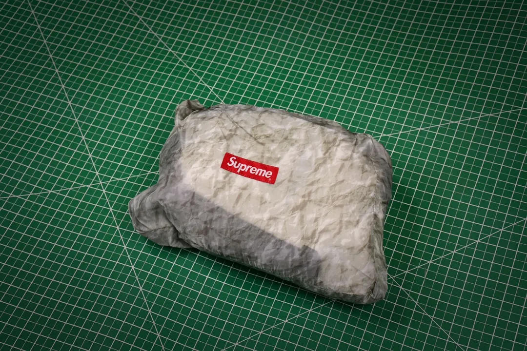 MX28# Exclusive quality 💰p630 Tested version Supreme FW19 The North Face Paper Print Nuptse North Face Wrinkle Paper Waste Paper Down Jacket Fabric: The fabric production process is completely compared to ZP. It uses 400T nylon 0.05×0.05 dark grid fabric. The hat shoulders and lining are made of the same fabric. This is consistent with ZP. Inner storage bag design. The entire down jacket can be stored in a small bag for easy storage and portability. Printing: Use the pattern of waste paper pleats. Light gray with a little dark green. It is definitely not the off-white that is printed on the market. Down filling: 560 grams of national standard 90 white duck down is filled inside. Full warmth retention effect. 700 fill power. Invincible effect. ZP14070➕Purchased for printing. The only correct version on the market. All details are consistent with ZP. No changes have been made. Details are in place. Authentic quality. Full of sincerity. Reprinted and sold. Size: S-XL