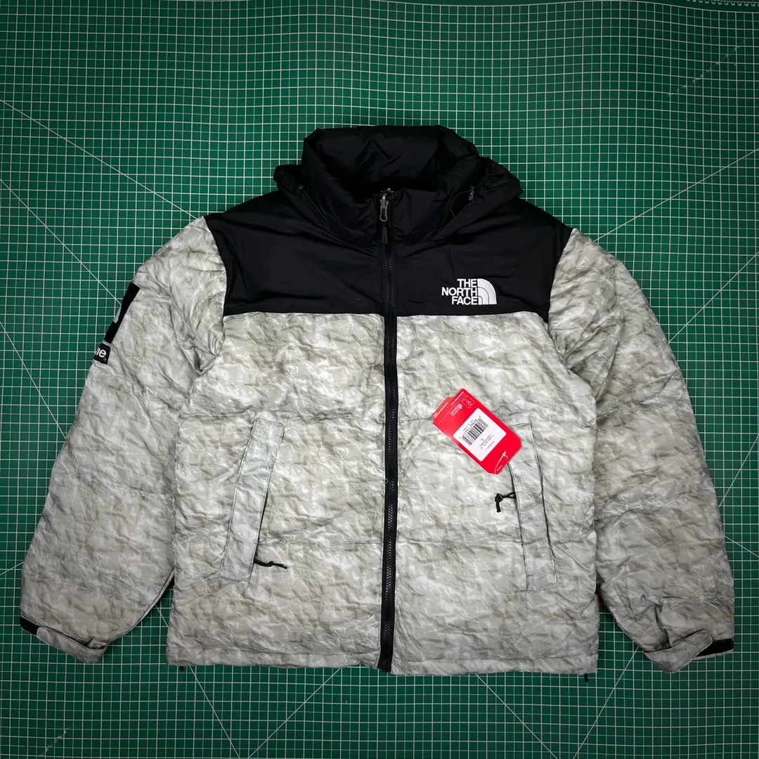 MX28# Exclusive quality 💰p630 Tested version Supreme FW19 The North Face Paper Print Nuptse North Face Wrinkle Paper Waste Paper Down Jacket Fabric: The fabric production process is completely compared to ZP. It uses 400T nylon 0.05×0.05 dark grid fabric. The hat shoulders and lining are made of the same fabric. This is consistent with ZP. Inner storage bag design. The entire down jacket can be stored in a small bag for easy storage and portability. Printing: Use the pattern of waste paper pleats. Light gray with a little dark green. It is definitely not the off-white that is printed on the market. Down filling: 560 grams of national standard 90 white duck down is filled inside. Full warmth retention effect. 700 fill power. Invincible effect. ZP14070➕Purchased for printing. The only correct version on the market. All details are consistent with ZP. No changes have been made. Details are in place. Authentic quality. Full of sincerity. Reprinted and sold. Size: S-XL