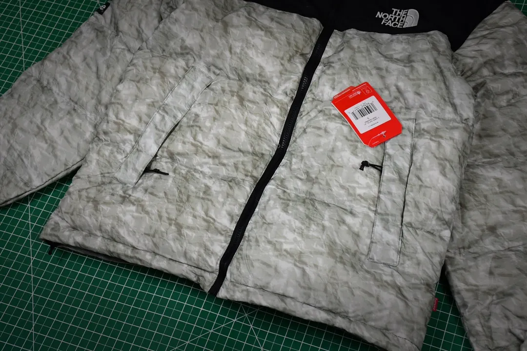 MX28# Exclusive quality 💰p630 Tested version Supreme FW19 The North Face Paper Print Nuptse North Face Wrinkle Paper Waste Paper Down Jacket Fabric: The fabric production process is completely compared to ZP. It uses 400T nylon 0.05×0.05 dark grid fabric. The hat shoulders and lining are made of the same fabric. This is consistent with ZP. Inner storage bag design. The entire down jacket can be stored in a small bag for easy storage and portability. Printing: Use the pattern of waste paper pleats. Light gray with a little dark green. It is definitely not the off-white that is printed on the market. Down filling: 560 grams of national standard 90 white duck down is filled inside. Full warmth retention effect. 700 fill power. Invincible effect. ZP14070➕Purchased for printing. The only correct version on the market. All details are consistent with ZP. No changes have been made. Details are in place. Authentic quality. Full of sincerity. Reprinted and sold. Size: S-XL