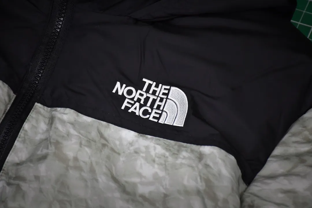 MX28# Exclusive quality 💰p630 Tested version Supreme FW19 The North Face Paper Print Nuptse North Face Wrinkle Paper Waste Paper Down Jacket Fabric: The fabric production process is completely compared to ZP. It uses 400T nylon 0.05×0.05 dark grid fabric. The hat shoulders and lining are made of the same fabric. This is consistent with ZP. Inner storage bag design. The entire down jacket can be stored in a small bag for easy storage and portability. Printing: Use the pattern of waste paper pleats. Light gray with a little dark green. It is definitely not the off-white that is printed on the market. Down filling: 560 grams of national standard 90 white duck down is filled inside. Full warmth retention effect. 700 fill power. Invincible effect. ZP14070➕Purchased for printing. The only correct version on the market. All details are consistent with ZP. No changes have been made. Details are in place. Authentic quality. Full of sincerity. Reprinted and sold. Size: S-XL