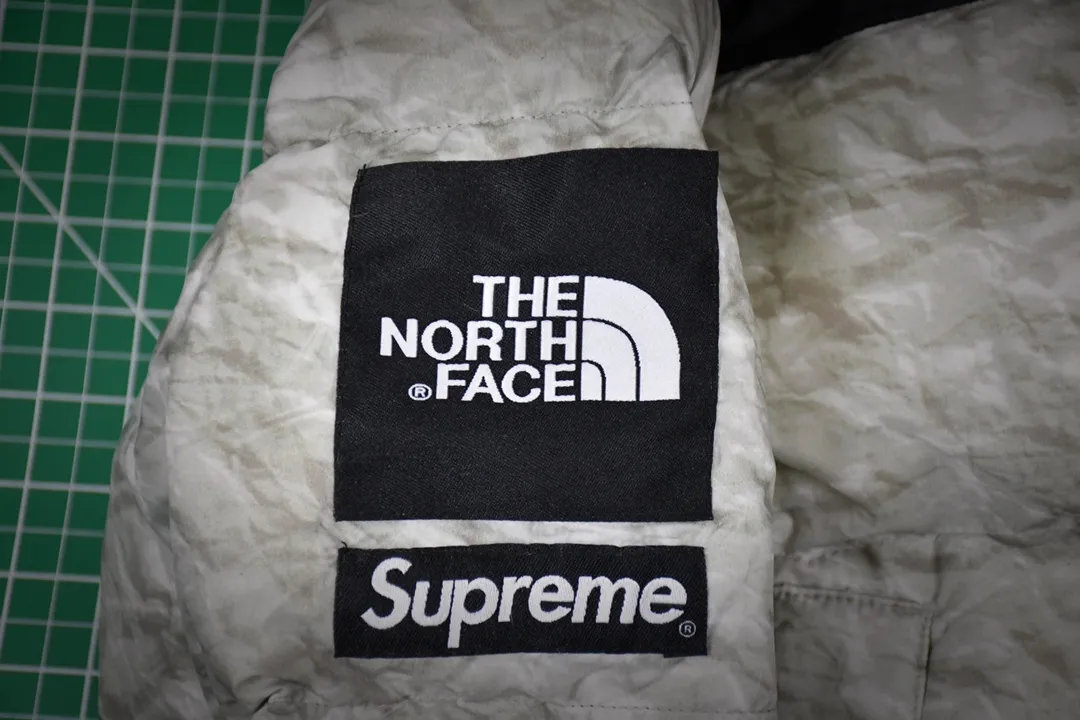 MX28# Exclusive quality 💰p630 Tested version Supreme FW19 The North Face Paper Print Nuptse North Face Wrinkle Paper Waste Paper Down Jacket Fabric: The fabric production process is completely compared to ZP. It uses 400T nylon 0.05×0.05 dark grid fabric. The hat shoulders and lining are made of the same fabric. This is consistent with ZP. Inner storage bag design. The entire down jacket can be stored in a small bag for easy storage and portability. Printing: Use the pattern of waste paper pleats. Light gray with a little dark green. It is definitely not the off-white that is printed on the market. Down filling: 560 grams of national standard 90 white duck down is filled inside. Full warmth retention effect. 700 fill power. Invincible effect. ZP14070➕Purchased for printing. The only correct version on the market. All details are consistent with ZP. No changes have been made. Details are in place. Authentic quality. Full of sincerity. Reprinted and sold. Size: S-XL