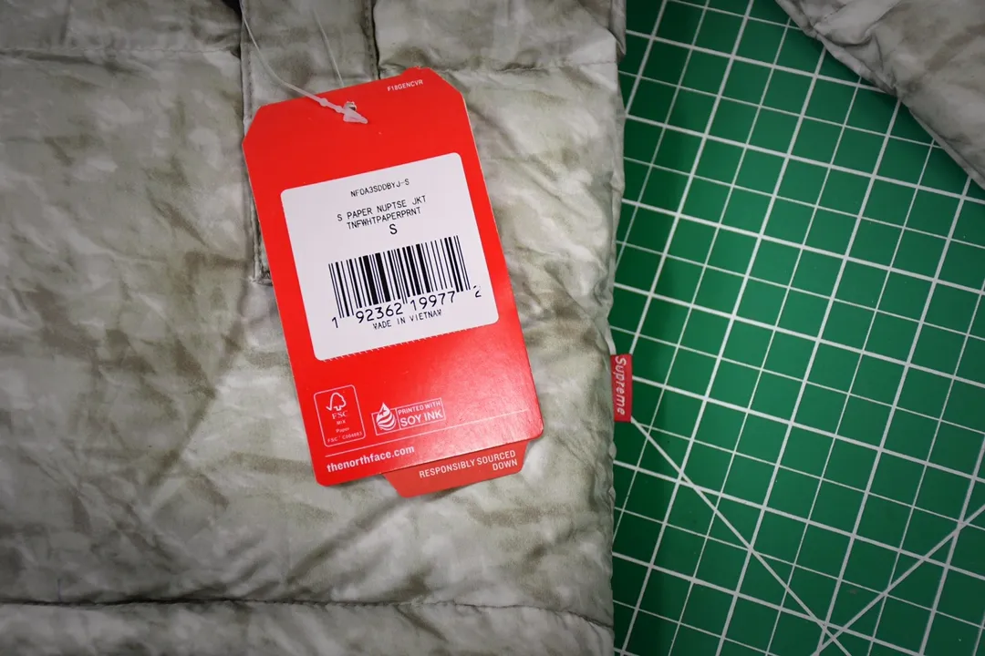 MX28# Exclusive quality 💰p630 Tested version Supreme FW19 The North Face Paper Print Nuptse North Face Wrinkle Paper Waste Paper Down Jacket Fabric: The fabric production process is completely compared to ZP. It uses 400T nylon 0.05×0.05 dark grid fabric. The hat shoulders and lining are made of the same fabric. This is consistent with ZP. Inner storage bag design. The entire down jacket can be stored in a small bag for easy storage and portability. Printing: Use the pattern of waste paper pleats. Light gray with a little dark green. It is definitely not the off-white that is printed on the market. Down filling: 560 grams of national standard 90 white duck down is filled inside. Full warmth retention effect. 700 fill power. Invincible effect. ZP14070➕Purchased for printing. The only correct version on the market. All details are consistent with ZP. No changes have been made. Details are in place. Authentic quality. Full of sincerity. Reprinted and sold. Size: S-XL