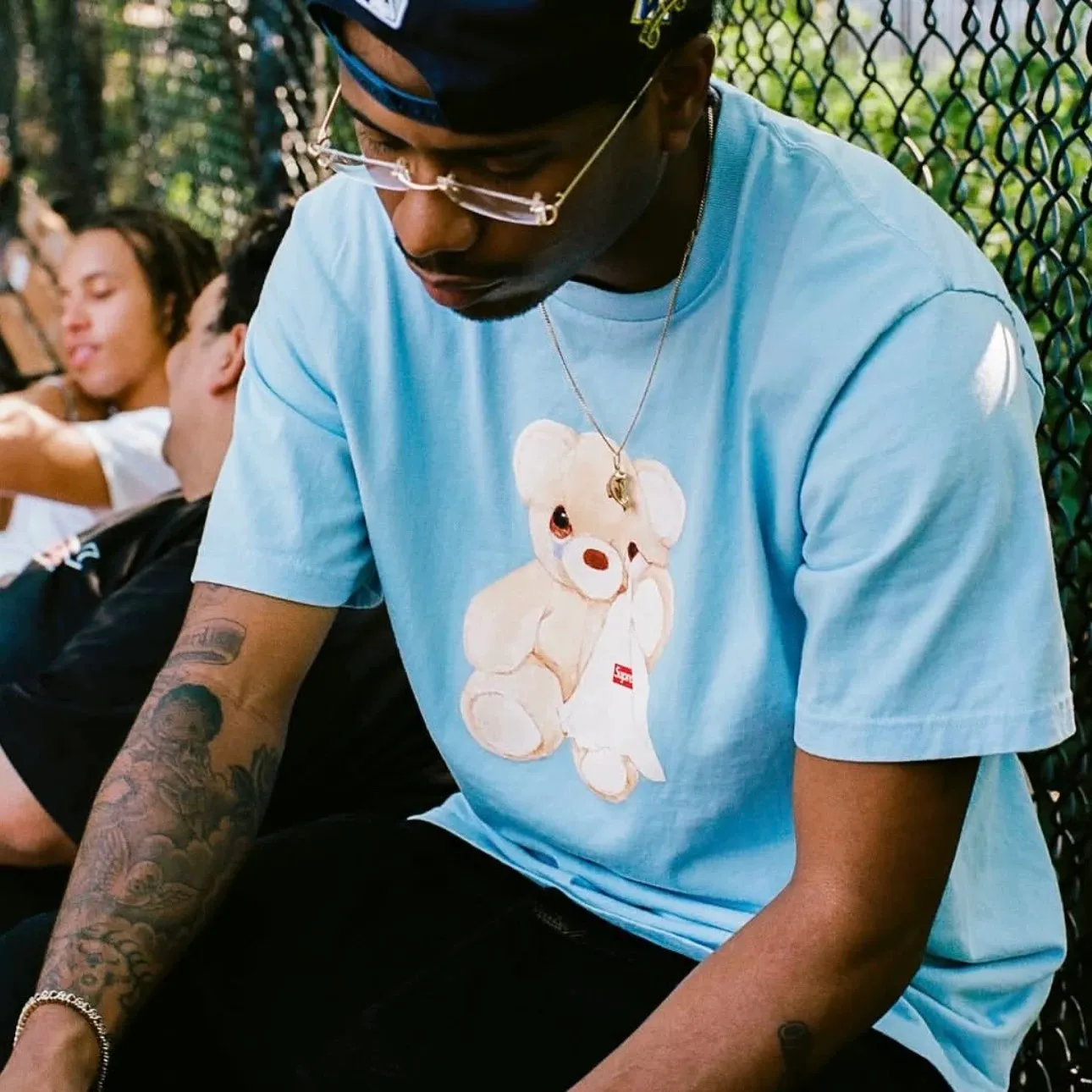 S133 p110💰 Supreme 25SS week18Bear Tee Crying Bear short-sleeved T-shirt, loose fit, made of 260g combed cotton double yarn, all three standards from fabrics to accessories, ZP, imported Matsui company slurry printing will never crack, the whole piece adopts three-needle five-thread technology. The neckline-shoulder seam-sleeve seam is double-lined, looks more three-dimensional and textured) and the original version has the same craftsmanship, classic version Feel free to compare zp. The whole piece adopts three-needle five-thread craftsmanship (neckline-shoulder seam-sleeve seam double thread, which looks more three-dimensional and textured). It has the same craftsmanship as the original original, classic version. Color: black, white, pink, light blue. Size: S M L XL XXL