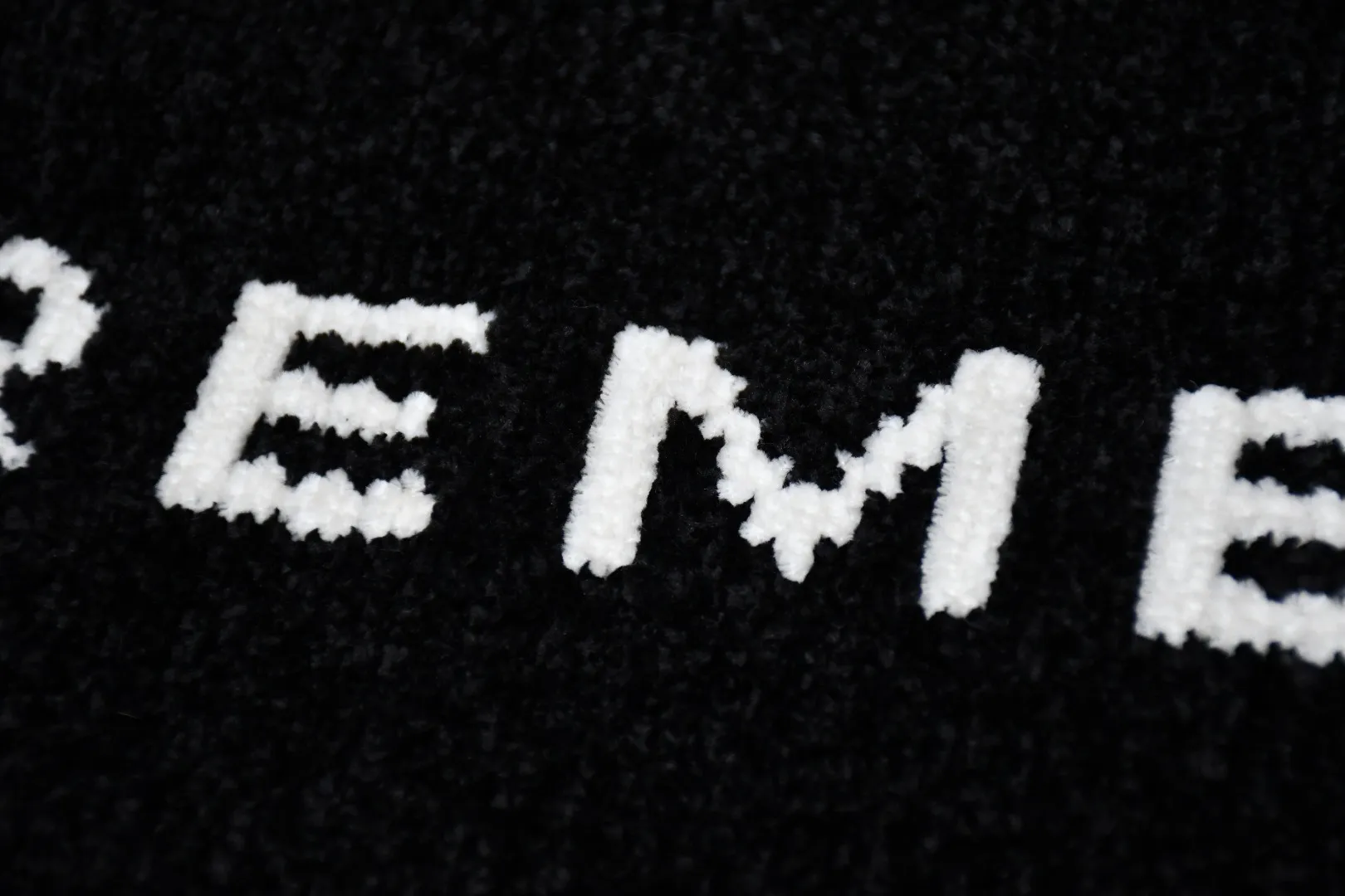 S594💰p260 Top version Supreme 24FW CHENILLE SWEATER VEST Chenille sweater vest OS version Same style for men and women Customized YB texture wash mark Wool: 26 count chenille wool Weaving method: matrix knitting Number of needles: multi-gauge Machine: German STOLL computerized flat knitting machine Size: S~XL Color: black blue