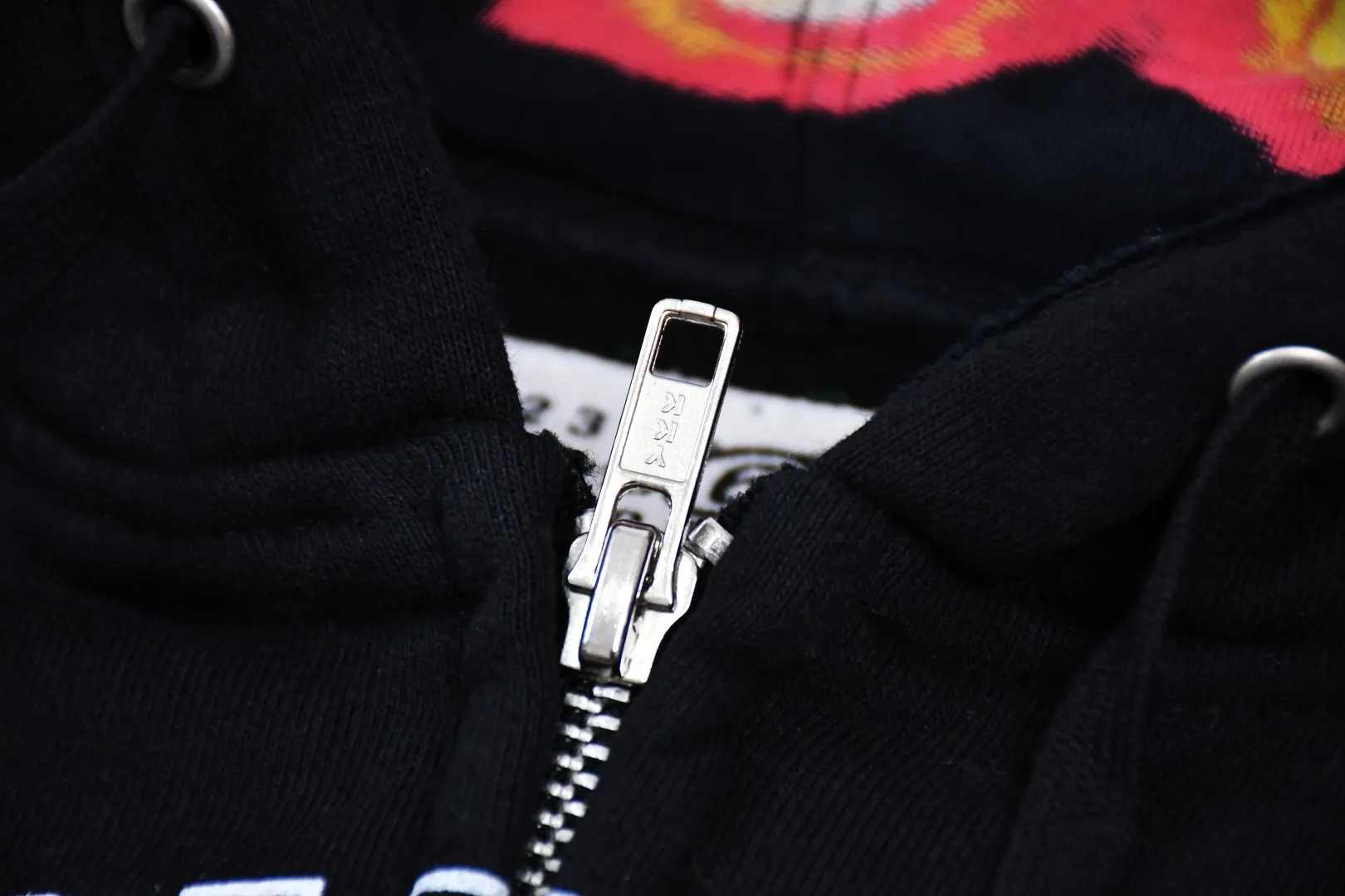 S574💰p520 Top version Supreme 24ss MM6 Margiela joint skull and will-o'-the-wisp zipper hoodie ZP test Custom weaving and dyeing Pure cotton 460G fleece main fabric Garment destruction treatment Printing uses thermoset ink printing, also known as plastic ink, or self-adhesive ink. Its ingredients are: mainly composed of polyvinyl chloride (PVC) and phthalates. PVC and phthalates, color fixing agents, stabilizers, and thickeners are mixed to form thermoset ink. It is not the digital direct printing advertised on the market. The printing texture of thermoset ink is something that cannot be achieved by digital direct printing. Customized ZP co-branding YKK zipper/main label/wash label/tag/packaging bag (equipped with extra-large thickened handbag) There is a probability of passing the inspection version, and the original packaging picture has a high probability of passing Size: S-XL