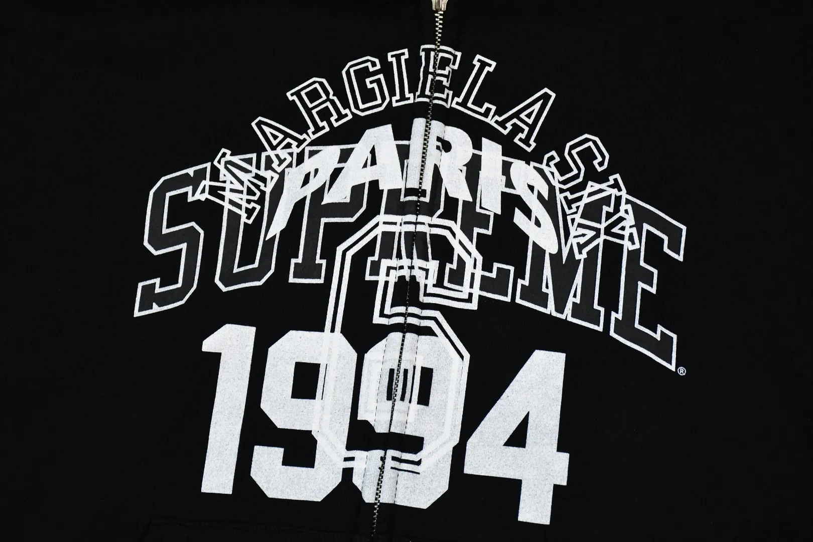 S574💰p520 Top version Supreme 24ss MM6 Margiela joint skull and will-o'-the-wisp zipper hoodie ZP test Custom weaving and dyeing Pure cotton 460G fleece main fabric Garment destruction treatment Printing uses thermoset ink printing, also known as plastic ink, or self-adhesive ink. Its ingredients are: mainly composed of polyvinyl chloride (PVC) and phthalates. PVC and phthalates, color fixing agents, stabilizers, and thickeners are mixed to form thermoset ink. It is not the digital direct printing advertised on the market. The printing texture of thermoset ink is something that cannot be achieved by digital direct printing. Customized ZP co-branding YKK zipper/main label/wash label/tag/packaging bag (equipped with extra-large thickened handbag) There is a probability of passing the inspection version, and the original packaging picture has a high probability of passing Size: S-XL