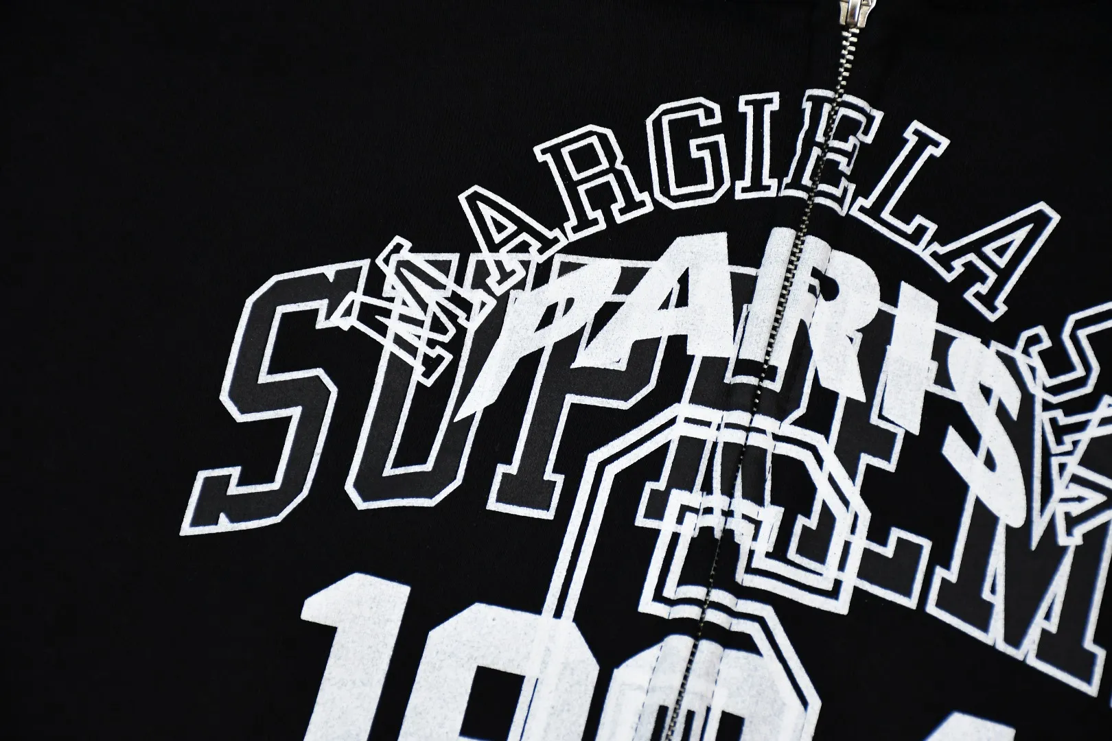 S574💰p520 Top version Supreme 24ss MM6 Margiela joint skull and will-o'-the-wisp zipper hoodie ZP test Custom weaving and dyeing Pure cotton 460G fleece main fabric Garment destruction treatment Printing uses thermoset ink printing, also known as plastic ink, or self-adhesive ink. Its ingredients are: mainly composed of polyvinyl chloride (PVC) and phthalates. PVC and phthalates, color fixing agents, stabilizers, and thickeners are mixed to form thermoset ink. It is not the digital direct printing advertised on the market. The printing texture of thermoset ink is something that cannot be achieved by digital direct printing. Customized ZP co-branding YKK zipper/main label/wash label/tag/packaging bag (equipped with extra-large thickened handbag) There is a probability of passing the inspection version, and the original packaging picture has a high probability of passing Size: S-XL