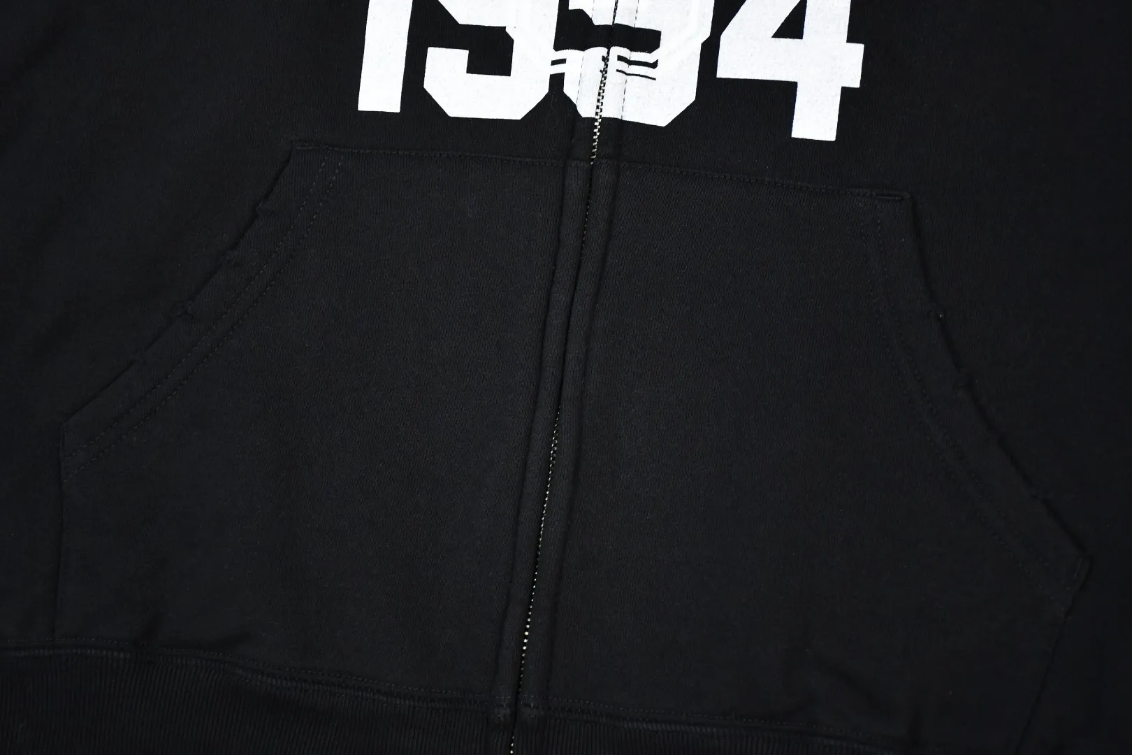 S574💰p520 Top version Supreme 24ss MM6 Margiela joint skull and will-o'-the-wisp zipper hoodie ZP test Custom weaving and dyeing Pure cotton 460G fleece main fabric Garment destruction treatment Printing uses thermoset ink printing, also known as plastic ink, or self-adhesive ink. Its ingredients are: mainly composed of polyvinyl chloride (PVC) and phthalates. PVC and phthalates, color fixing agents, stabilizers, and thickeners are mixed to form thermoset ink. It is not the digital direct printing advertised on the market. The printing texture of thermoset ink is something that cannot be achieved by digital direct printing. Customized ZP co-branding YKK zipper/main label/wash label/tag/packaging bag (equipped with extra-large thickened handbag) There is a probability of passing the inspection version, and the original packaging picture has a high probability of passing Size: S-XL