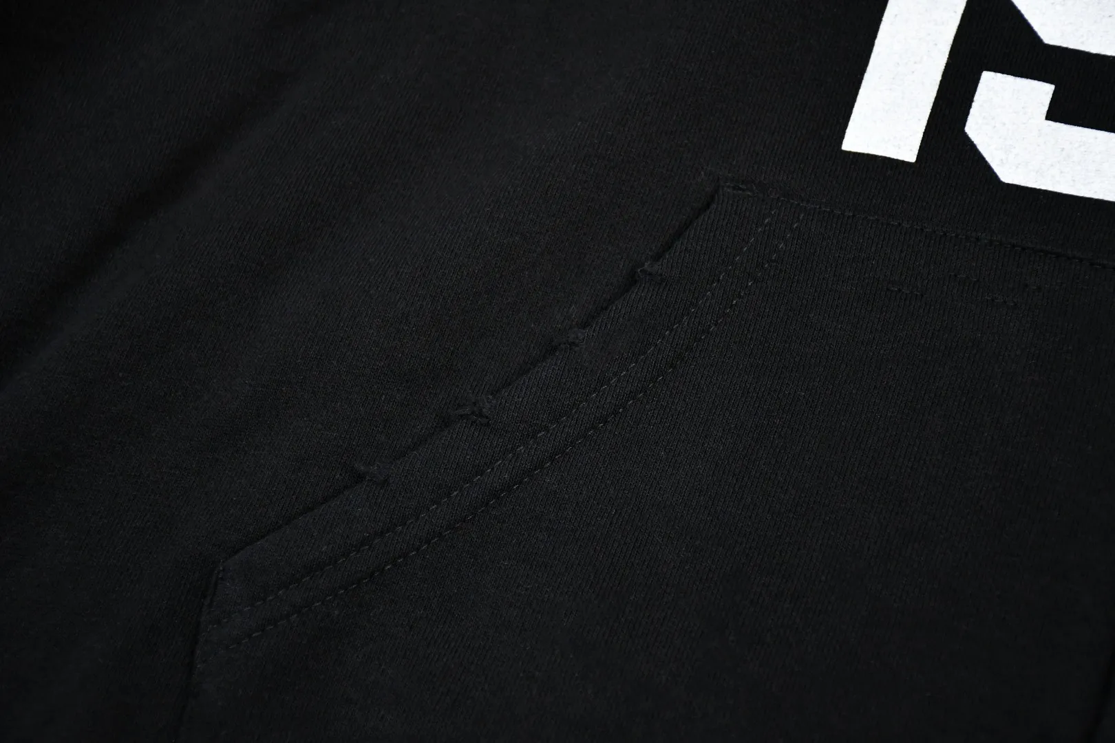 S574💰p520 Top version Supreme 24ss MM6 Margiela joint skull and will-o'-the-wisp zipper hoodie ZP test Custom weaving and dyeing Pure cotton 460G fleece main fabric Garment destruction treatment Printing uses thermoset ink printing, also known as plastic ink, or self-adhesive ink. Its ingredients are: mainly composed of polyvinyl chloride (PVC) and phthalates. PVC and phthalates, color fixing agents, stabilizers, and thickeners are mixed to form thermoset ink. It is not the digital direct printing advertised on the market. The printing texture of thermoset ink is something that cannot be achieved by digital direct printing. Customized ZP co-branding YKK zipper/main label/wash label/tag/packaging bag (equipped with extra-large thickened handbag) There is a probability of passing the inspection version, and the original packaging picture has a high probability of passing Size: S-XL