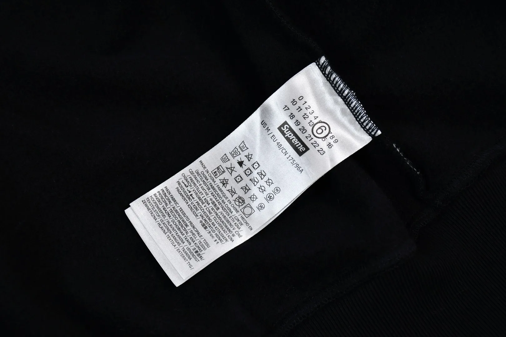 S574💰p520 Top version Supreme 24ss MM6 Margiela joint skull and will-o'-the-wisp zipper hoodie ZP test Custom weaving and dyeing Pure cotton 460G fleece main fabric Garment destruction treatment Printing uses thermoset ink printing, also known as plastic ink, or self-adhesive ink. Its ingredients are: mainly composed of polyvinyl chloride (PVC) and phthalates. PVC and phthalates, color fixing agents, stabilizers, and thickeners are mixed to form thermoset ink. It is not the digital direct printing advertised on the market. The printing texture of thermoset ink is something that cannot be achieved by digital direct printing. Customized ZP co-branding YKK zipper/main label/wash label/tag/packaging bag (equipped with extra-large thickened handbag) There is a probability of passing the inspection version, and the original packaging picture has a high probability of passing Size: S-XL