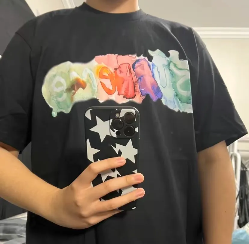 #S99 p110💰 SupremeSS23 Week1 WATERCOLORTEE watercolor logo printing, loose fit, using 260 grams of combed cotton double yarn, all three standards from fabrics to accessories, ZP, imported Matsui company slurry printing will never crack, the whole piece adopts three-needle five-thread technology (neckline-shoulder seam-sleeve seam double line, looks more three-dimensional and textured) consistent with the original version, classic version Feel free to compare zp. The whole piece adopts three-needle five-thread craftsmanship (neckline-shoulder seam-sleeve seam double thread, which looks more three-dimensional and textured). It has the same craftsmanship as the original original, classic version. Color: White, Black, Orange, Yellow, Dark Green. Size: S M L XL XXL