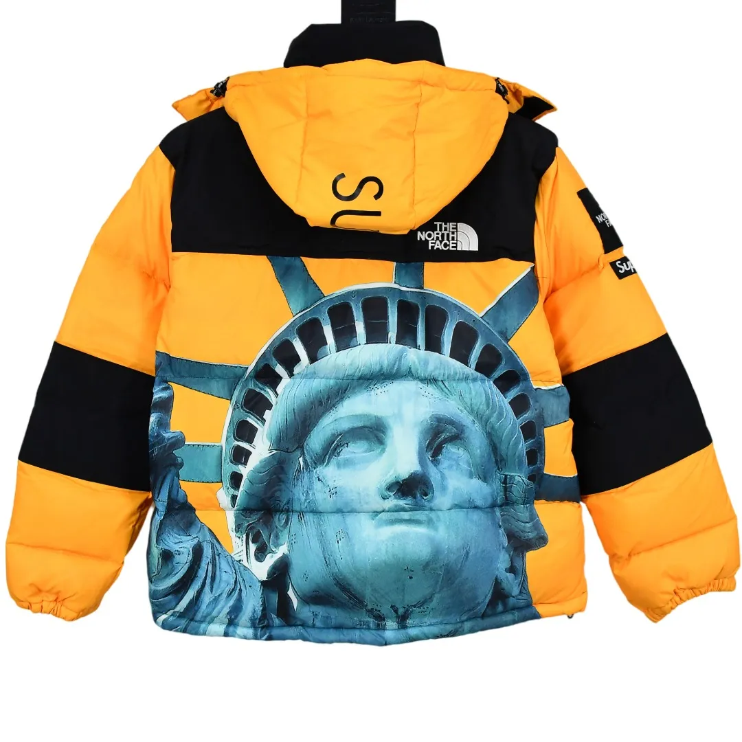 MX128💰p910 World-destroying masterpiece Exclusively produced Supreme 19FW Week 10 x The North Face North Face co-branded Statue of Liberty down jacket 1. Original custom-made windproof and waterproof fabric (waterproof + water-repellent process. Note! Waterproof and water-repellent water are two concepts. This fabric is compatible with both processes) 2. Original TNF embroidery data. Original effect. Behringer BEKS-Y924 embroidery machine. On-machine operation Achieve exactly the same effect. 3.90 white duck down filling. The overall upper body effect is consistent with YB. 4. Printing. The whole body adopts Israeli Kornit Paradigm technology. The color is repeatedly adjusted more than 20 times to perfectly restore. The perfect alignment details of the whole body are impeccable. The hat can be stored. The collar and hat are filled with down. Correct accessories. Collar label/wash/ Size: S~XL