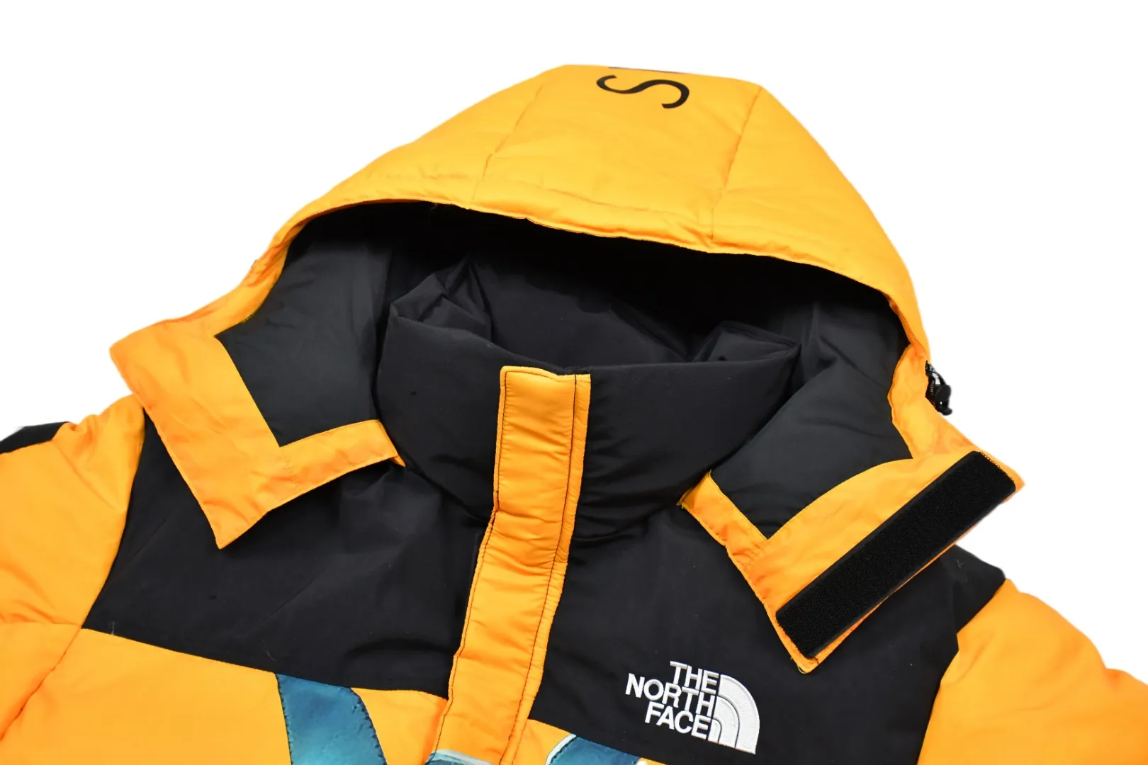 MX128💰p910 World-destroying masterpiece Exclusively produced Supreme 19FW Week 10 x The North Face North Face co-branded Statue of Liberty down jacket 1. Original custom-made windproof and waterproof fabric (waterproof + water-repellent process. Note! Waterproof and water-repellent water are two concepts. This fabric is compatible with both processes) 2. Original TNF embroidery data. Original effect. Behringer BEKS-Y924 embroidery machine. On-machine operation Achieve exactly the same effect. 3.90 white duck down filling. The overall upper body effect is consistent with YB. 4. Printing. The whole body adopts Israeli Kornit Paradigm technology. The color is repeatedly adjusted more than 20 times to perfectly restore. The perfect alignment details of the whole body are impeccable. The hat can be stored. The collar and hat are filled with down. Correct accessories. Collar label/wash/ Size: S~XL