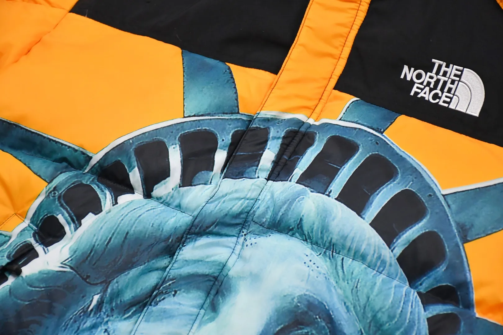 MX128💰p910 World-destroying masterpiece Exclusively produced Supreme 19FW Week 10 x The North Face North Face co-branded Statue of Liberty down jacket 1. Original custom-made windproof and waterproof fabric (waterproof + water-repellent process. Note! Waterproof and water-repellent water are two concepts. This fabric is compatible with both processes) 2. Original TNF embroidery data. Original effect. Behringer BEKS-Y924 embroidery machine. On-machine operation Achieve exactly the same effect. 3.90 white duck down filling. The overall upper body effect is consistent with YB. 4. Printing. The whole body adopts Israeli Kornit Paradigm technology. The color is repeatedly adjusted more than 20 times to perfectly restore. The perfect alignment details of the whole body are impeccable. The hat can be stored. The collar and hat are filled with down. Correct accessories. Collar label/wash/ Size: S~XL