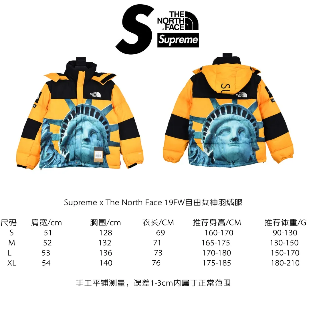 MX128💰p910 World-destroying masterpiece Exclusively produced Supreme 19FW Week 10 x The North Face North Face co-branded Statue of Liberty down jacket 1. Original custom-made windproof and waterproof fabric (waterproof + water-repellent process. Note! Waterproof and water-repellent water are two concepts. This fabric is compatible with both processes) 2. Original TNF embroidery data. Original effect. Behringer BEKS-Y924 embroidery machine. On-machine operation Achieve exactly the same effect. 3.90 white duck down filling. The overall upper body effect is consistent with YB. 4. Printing. The whole body adopts Israeli Kornit Paradigm technology. The color is repeatedly adjusted more than 20 times to perfectly restore. The perfect alignment details of the whole body are impeccable. The hat can be stored. The collar and hat are filled with down. Correct accessories. Collar label/wash/ Size: S~XL
