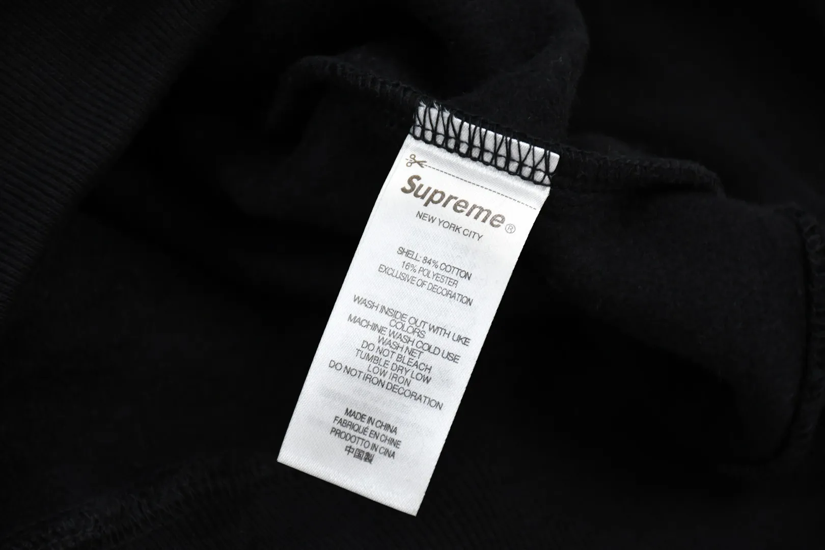 S560💰p320 Top version Supreme 24FW WARM Up Hooded Sweatshirt Hat printed hooded sweatshirt For those of us who focus on top Sup products, this sweatshirt is naturally available ZP testing Custom weaving and dyeing Pure cotton 450G fleece main fabric Printing uses thermoset ink printing, also known as plastic ink, or self-adhesive ink. Its ingredients are: mainly composed of polyvinyl chloride (PVC) and phthalates. PVC and phthalates, color fixing agents, stabilizers, and thickeners are mixed to form thermoset ink. It is not the digital direct printing advertised on the market. The printing texture of thermoset ink is something that cannot be achieved by digital direct printing. Customized ZP co-branding Main label/wash label/hangtag/packaging bag (equipped with extra-large thickened handbag) There is a high probability of passing the inspection version. If you put the original packaging picture together, there is a high chance that it will pass. Size: S-XL