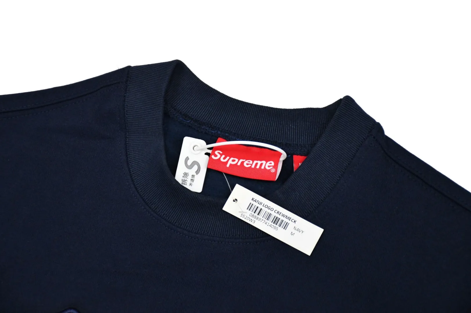 S462💰p290 Top version Supreme 20SS Kanji Logo Crewneck Supreme embroidered fleece crewneck sweatshirt. For those of us who focus on top Supreme, this sweatshirt is naturally available. ZP purchase and pattern making operation 1. Fabric: ZP testing, custom weaving and dyeing, pure cotton 460G plus velvet main fabric, horizontal cutting, side stitching 520G 2X2 thread 2. Embroidery: embroidery equipment Behringer BEKS-Y924 machine is used (a level higher than Tajima embroidery machine). The thickness, saturation and size of the embroidery are all consistent. 3. Sewing process: Four-needle and six-thread boneless splicing technology is used in twelve places on the whole garment. Processed by a senior foreign trade factory (cannot be done by ordinary factories) 4. Hem and cuffs: all use 520G non-elastic threads (low-end goods use elastic threads, causing the hem and cuffs to appear wavy) 5. Customized ZP main label/wash water label/tag/packaging bag (equipped with extra large thickened handbag) Size: S~XL